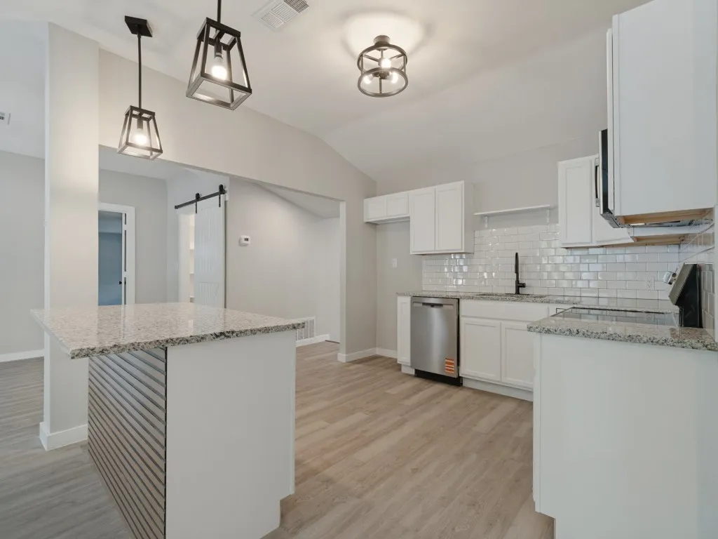 Single Family Residence For Sale in Bosque County , 107 N Avenue P, Clifton, Texas 76634, 3 Bedroom, 2 Bathroom, 1 Garage spaces, 2,082 Sqft, built in 1955, mls#21389754, Real Estate Agent in Clifton, Homes For Sale in Bosque county, Homes For Sale in Clifton, Realtor in Clifton Texas, Real Estate Brokerage Independent Realty Texas, Luminita Cordes Realtor