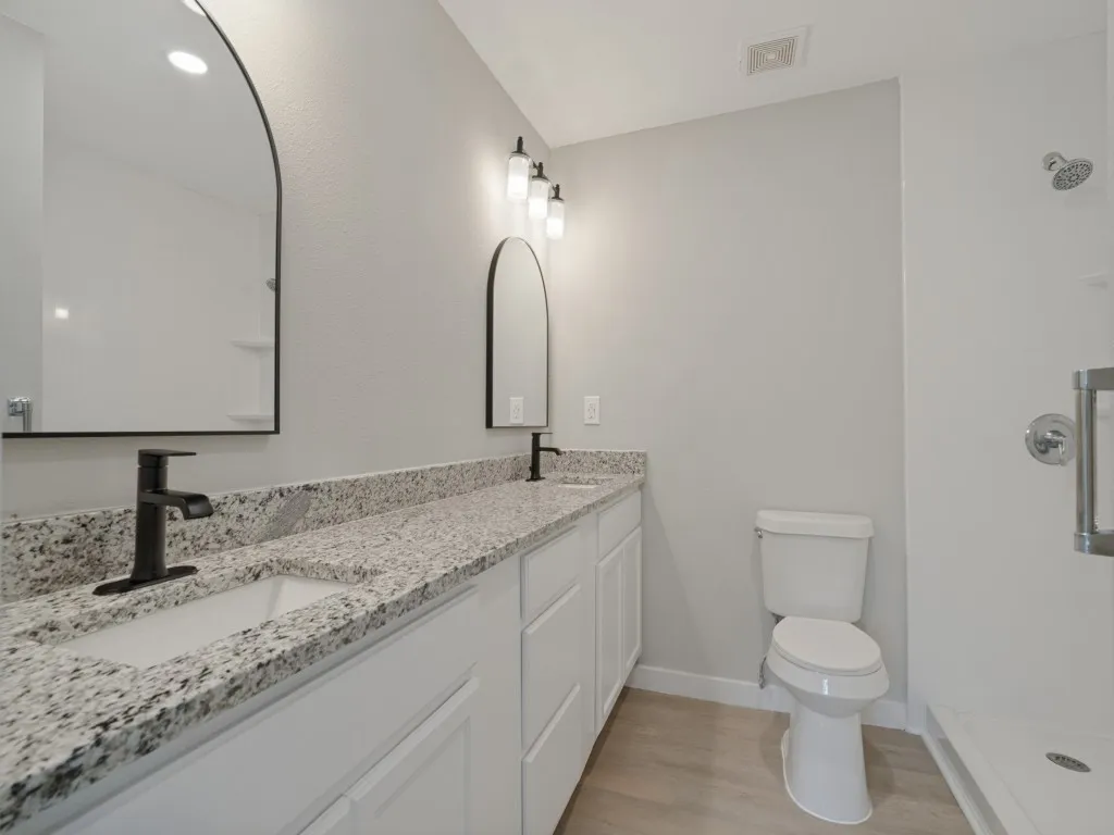 Single Family Residence For Sale in Bosque County , 107 N Avenue P, Clifton, Texas 76634, 3 Bedroom, 2 Bathroom, 1 Garage spaces, 2,082 Sqft, built in 1955, mls#21389754, Real Estate Agent in Clifton, Homes For Sale in Bosque county, Homes For Sale in Clifton, Realtor in Clifton Texas, Real Estate Brokerage Independent Realty Texas, Luminita Cordes Realtor