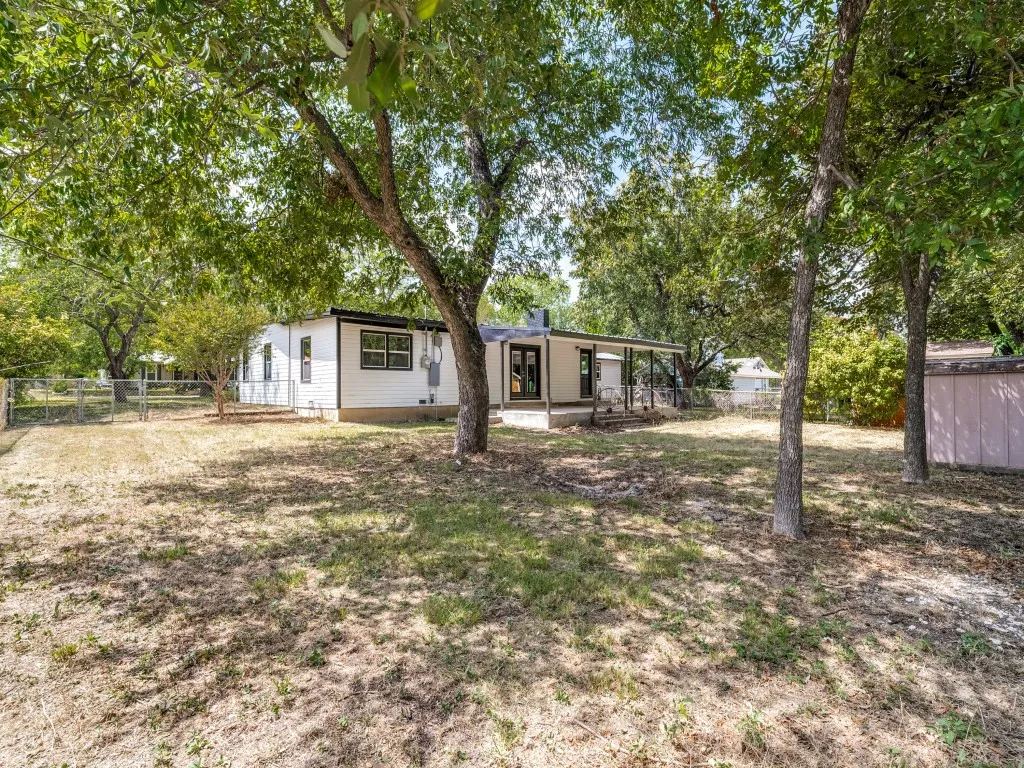 Single Family Residence For Sale in Bosque County , 107 N Avenue P, Clifton, Texas 76634, 3 Bedroom, 2 Bathroom, 1 Garage spaces, 2,082 Sqft, built in 1955, mls#21389754, Real Estate Agent in Clifton, Homes For Sale in Bosque county, Homes For Sale in Clifton, Realtor in Clifton Texas, Real Estate Brokerage Independent Realty Texas, Luminita Cordes Realtor