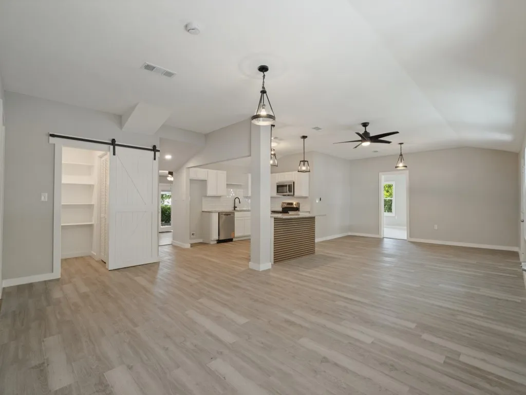 Single Family Residence For Sale in Bosque County , 107 N Avenue P, Clifton, Texas 76634, 3 Bedroom, 2 Bathroom, 1 Garage spaces, 2,082 Sqft, built in 1955, mls#21389754, Real Estate Agent in Clifton, Homes For Sale in Bosque county, Homes For Sale in Clifton, Realtor in Clifton Texas, Real Estate Brokerage Independent Realty Texas, Luminita Cordes Realtor