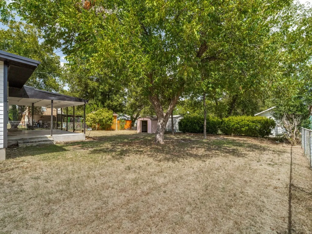 Single Family Residence For Sale in Bosque County , 107 N Avenue P, Clifton, Texas 76634, 3 Bedroom, 2 Bathroom, 1 Garage spaces, 2,082 Sqft, built in 1955, mls#21389754, Real Estate Agent in Clifton, Homes For Sale in Bosque county, Homes For Sale in Clifton, Realtor in Clifton Texas, Real Estate Brokerage Independent Realty Texas, Luminita Cordes Realtor