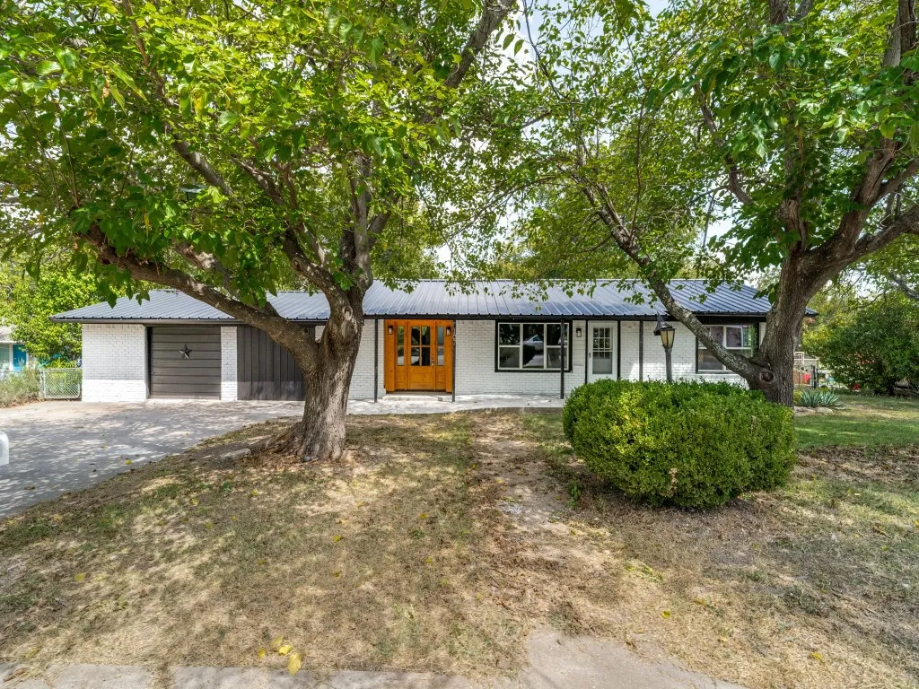 Single Family Residence For Sale in Bosque County , 107 N Avenue P, Clifton, Texas 76634, 3 Bedroom, 2 Bathroom, 1 Garage spaces, 2,082 Sqft, built in 1955, mls#21389754, Real Estate Agent in Clifton, Homes For Sale in Bosque county, Homes For Sale in Clifton, Realtor in Clifton Texas, Real Estate Brokerage Independent Realty Texas, Luminita Cordes Realtor