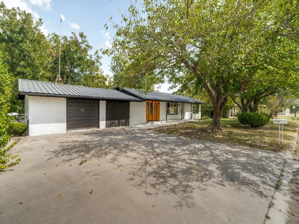 Single Family Residence For Sale in Bosque County , 107 N Avenue P, Clifton, Texas 76634, 3 Bedroom, 2 Bathroom, 1 Garage spaces, 2,082 Sqft, built in 1955, mls#21389754, Real Estate Agent in Clifton, Homes For Sale in Bosque county, Homes For Sale in Clifton, Realtor in Clifton Texas, Real Estate Brokerage Independent Realty Texas, Luminita Cordes Realtor
