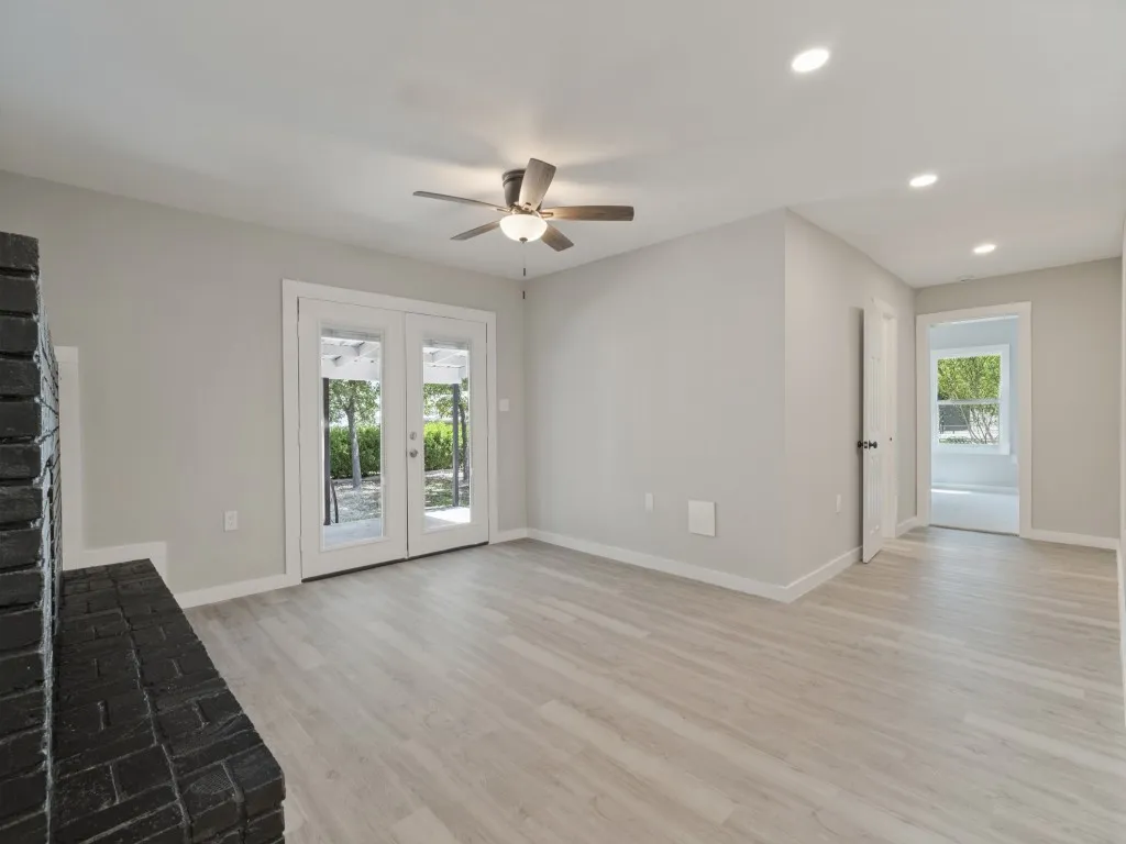 Single Family Residence For Sale in Bosque County , 107 N Avenue P, Clifton, Texas 76634, 3 Bedroom, 2 Bathroom, 1 Garage spaces, 2,082 Sqft, built in 1955, mls#21389754, Real Estate Agent in Clifton, Homes For Sale in Bosque county, Homes For Sale in Clifton, Realtor in Clifton Texas, Real Estate Brokerage Independent Realty Texas, Luminita Cordes Realtor