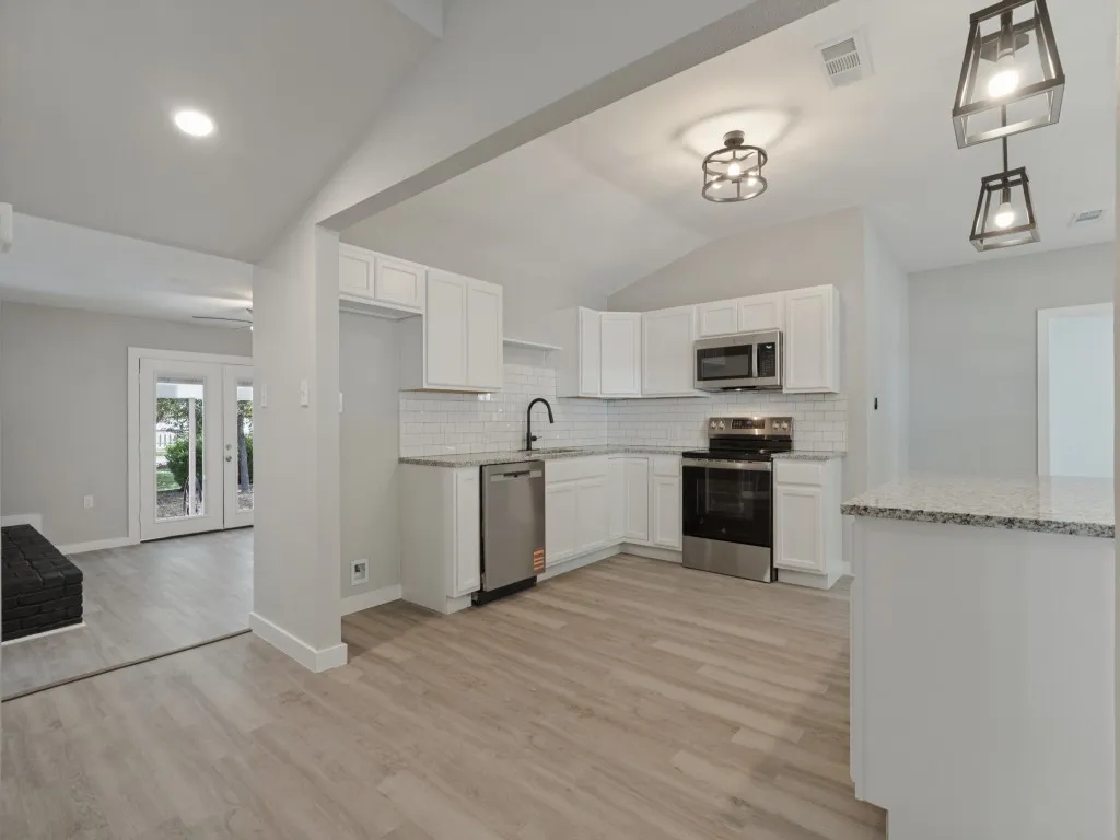 Single Family Residence For Sale in Bosque County , 107 N Avenue P, Clifton, Texas 76634, 3 Bedroom, 2 Bathroom, 1 Garage spaces, 2,082 Sqft, built in 1955, mls#21389754, Real Estate Agent in Clifton, Homes For Sale in Bosque county, Homes For Sale in Clifton, Realtor in Clifton Texas, Real Estate Brokerage Independent Realty Texas, Luminita Cordes Realtor