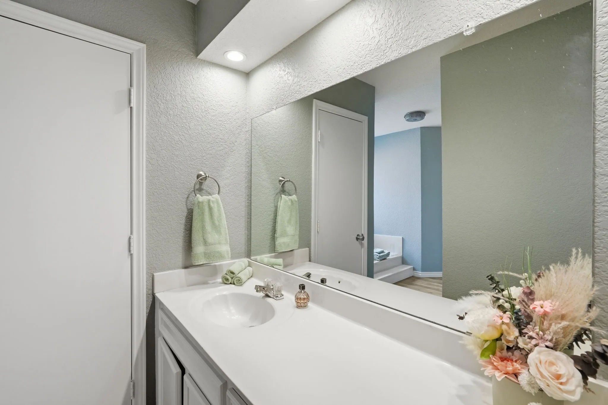Primary en-suite bath with separate vanities