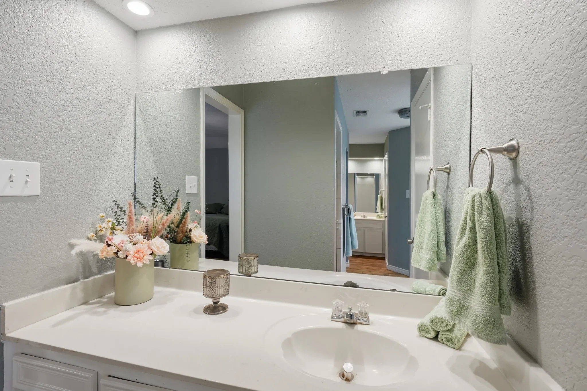 Primary en-suite bath with separate vanities
