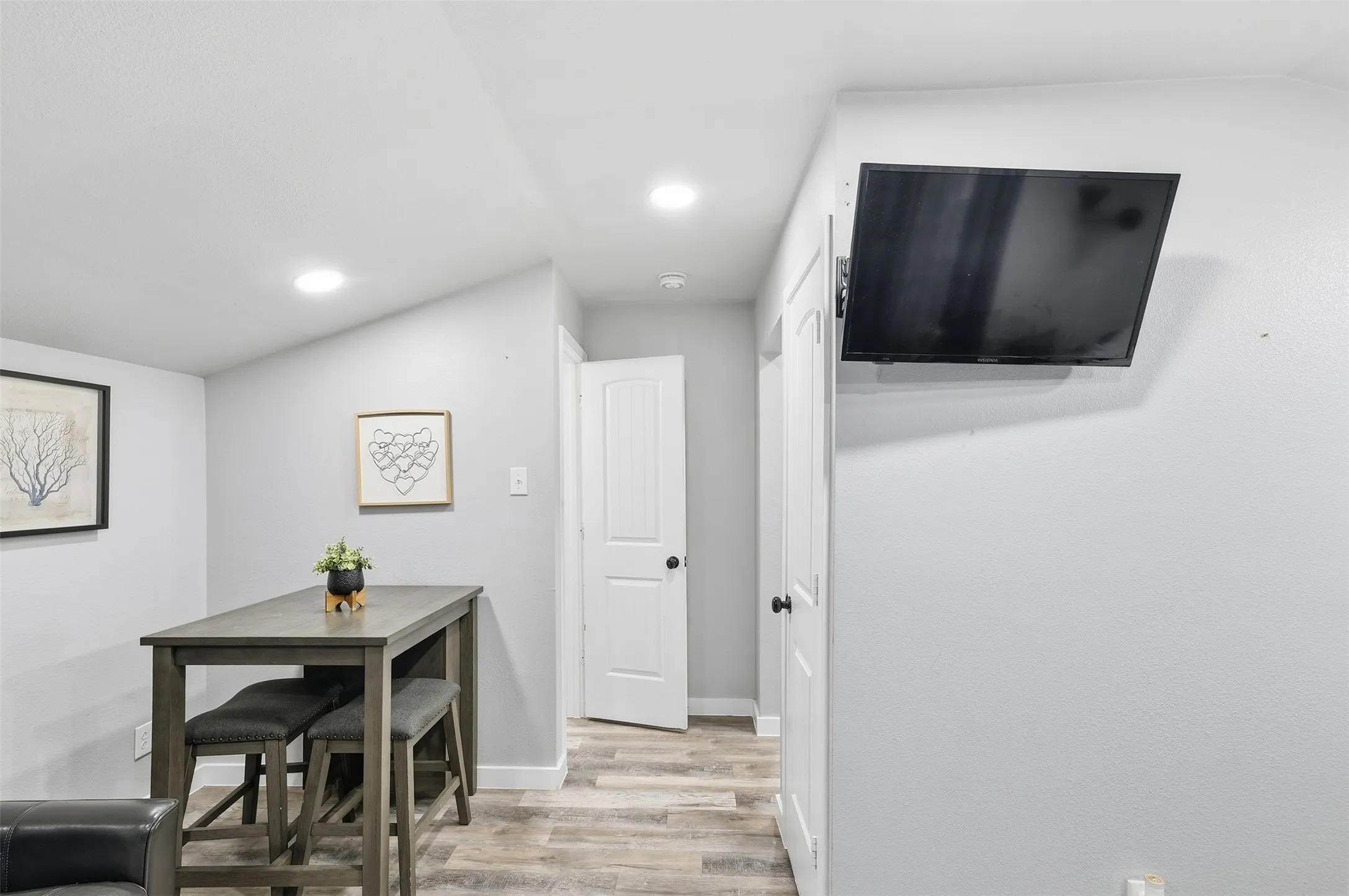 Single Family Residence For Sale in Dallas County , 2421 Hillburn Drive, Dallas, Texas 75227, 4 Bedroom, 3 Bathroom, 2 Garage spaces, 2,238 Sqft, built in 1953, mls#21389983, Real Estate Agent in Dallas, Homes For Sale in Dallas county, Homes For Sale in Dallas, Realtor in Dallas Texas, Real Estate Brokerage Independent Realty Texas, Luminita Cordes Realtor