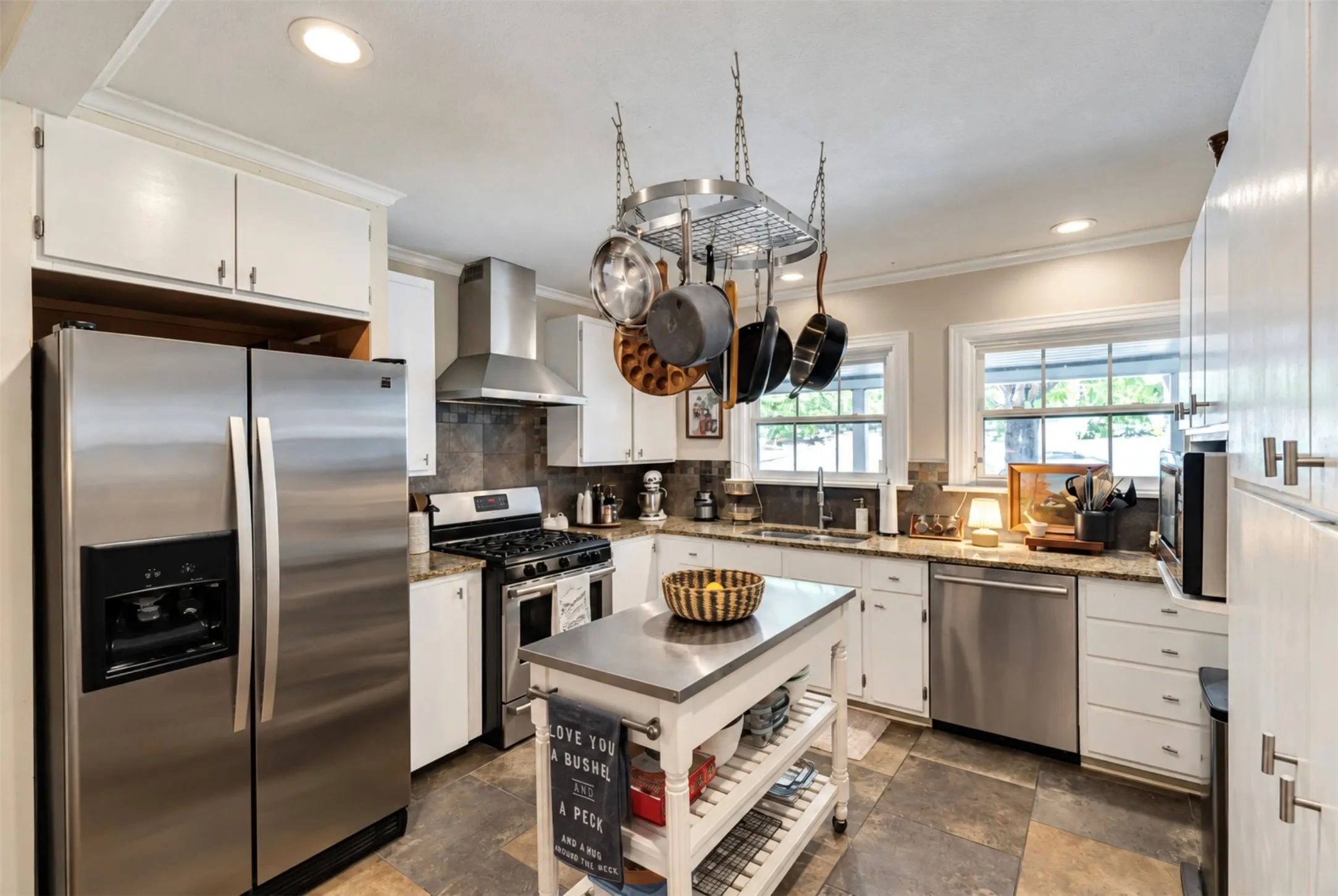 Single Family Residence For Sale in Tarrant County , 4637 Calmont Avenue, Fort Worth, Texas 76107, 5 Bedroom, 2 Bathroom, Garage spaces, 1,743 Sqft, built in 1946, mls#21389989, Real Estate Agent in Fort Worth, Homes For Sale in Tarrant county, Homes For Sale in Fort Worth, Realtor in Fort Worth Texas, Real Estate Brokerage Independent Realty Texas, Luminita Cordes Realtor