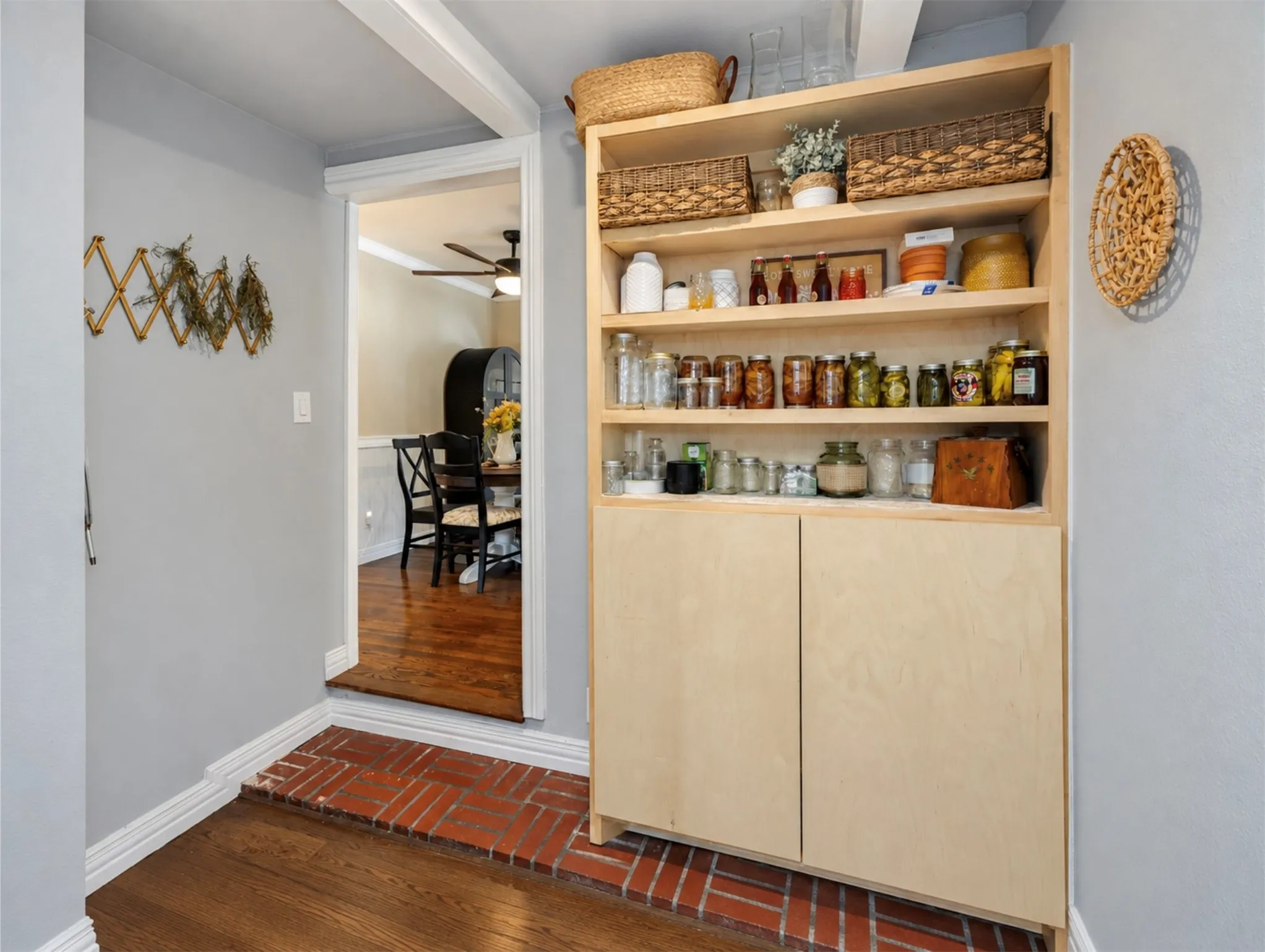 Single Family Residence For Sale in Tarrant County , 4637 Calmont Avenue, Fort Worth, Texas 76107, 5 Bedroom, 2 Bathroom, Garage spaces, 1,743 Sqft, built in 1946, mls#21389989, Real Estate Agent in Fort Worth, Homes For Sale in Tarrant county, Homes For Sale in Fort Worth, Realtor in Fort Worth Texas, Real Estate Brokerage Independent Realty Texas, Luminita Cordes Realtor