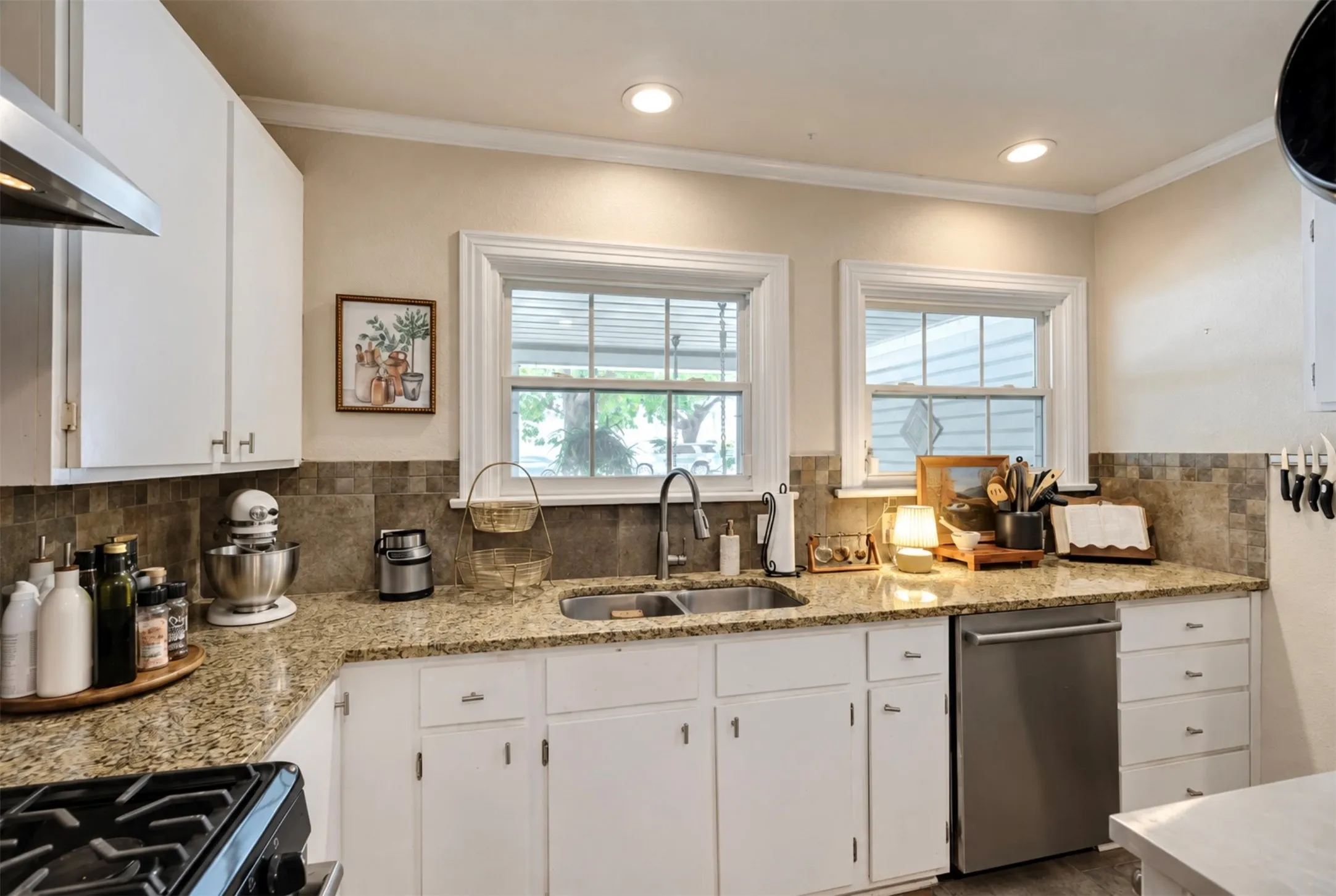 Single Family Residence For Sale in Tarrant County , 4637 Calmont Avenue, Fort Worth, Texas 76107, 5 Bedroom, 2 Bathroom, Garage spaces, 1,743 Sqft, built in 1946, mls#21389989, Real Estate Agent in Fort Worth, Homes For Sale in Tarrant county, Homes For Sale in Fort Worth, Realtor in Fort Worth Texas, Real Estate Brokerage Independent Realty Texas, Luminita Cordes Realtor