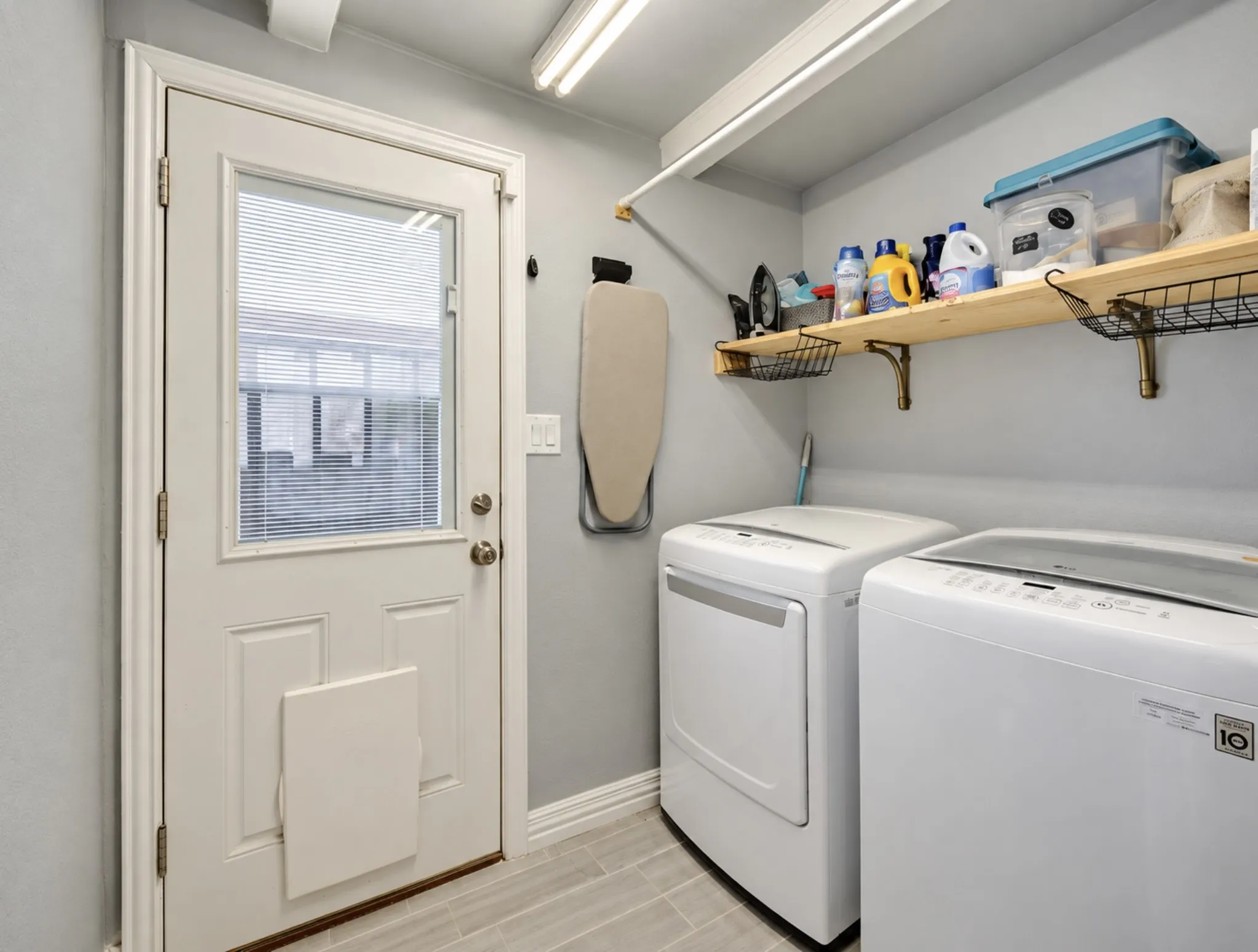Single Family Residence For Sale in Tarrant County , 4637 Calmont Avenue, Fort Worth, Texas 76107, 5 Bedroom, 2 Bathroom, Garage spaces, 1,743 Sqft, built in 1946, mls#21389989, Real Estate Agent in Fort Worth, Homes For Sale in Tarrant county, Homes For Sale in Fort Worth, Realtor in Fort Worth Texas, Real Estate Brokerage Independent Realty Texas, Luminita Cordes Realtor