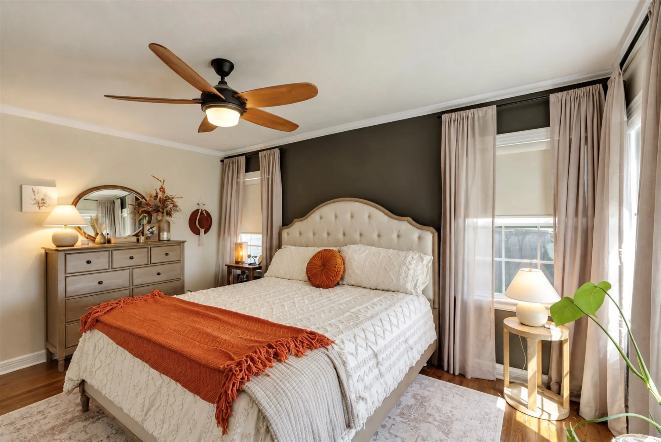 Single Family Residence For Sale in Tarrant County , 4637 Calmont Avenue, Fort Worth, Texas 76107, 5 Bedroom, 2 Bathroom, Garage spaces, 1,743 Sqft, built in 1946, mls#21389989, Real Estate Agent in Fort Worth, Homes For Sale in Tarrant county, Homes For Sale in Fort Worth, Realtor in Fort Worth Texas, Real Estate Brokerage Independent Realty Texas, Luminita Cordes Realtor
