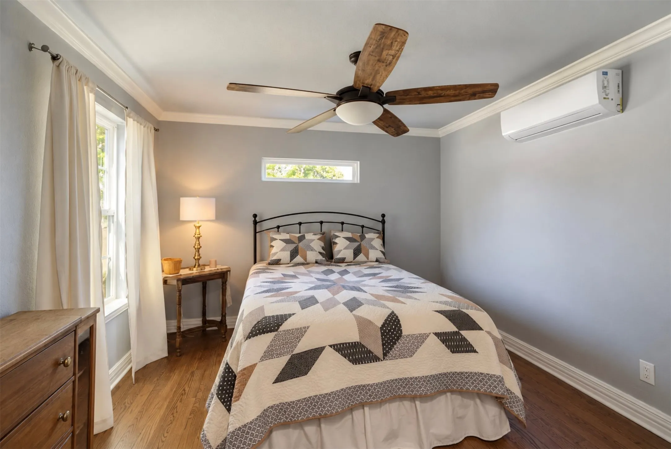 Single Family Residence For Sale in Tarrant County , 4637 Calmont Avenue, Fort Worth, Texas 76107, 5 Bedroom, 2 Bathroom, Garage spaces, 1,743 Sqft, built in 1946, mls#21389989, Real Estate Agent in Fort Worth, Homes For Sale in Tarrant county, Homes For Sale in Fort Worth, Realtor in Fort Worth Texas, Real Estate Brokerage Independent Realty Texas, Luminita Cordes Realtor