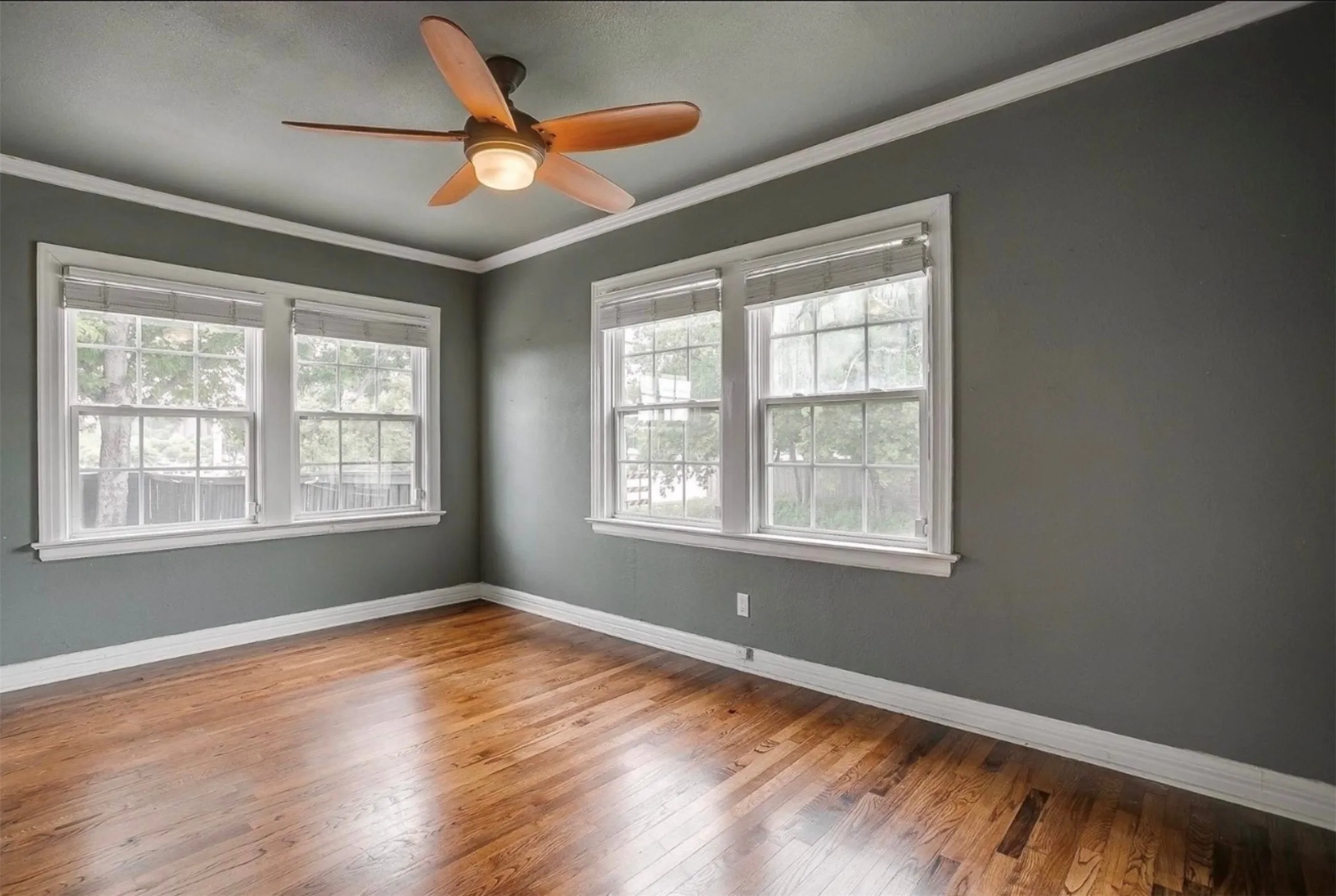 Single Family Residence For Sale in Tarrant County , 4637 Calmont Avenue, Fort Worth, Texas 76107, 5 Bedroom, 2 Bathroom, Garage spaces, 1,743 Sqft, built in 1946, mls#21389989, Real Estate Agent in Fort Worth, Homes For Sale in Tarrant county, Homes For Sale in Fort Worth, Realtor in Fort Worth Texas, Real Estate Brokerage Independent Realty Texas, Luminita Cordes Realtor