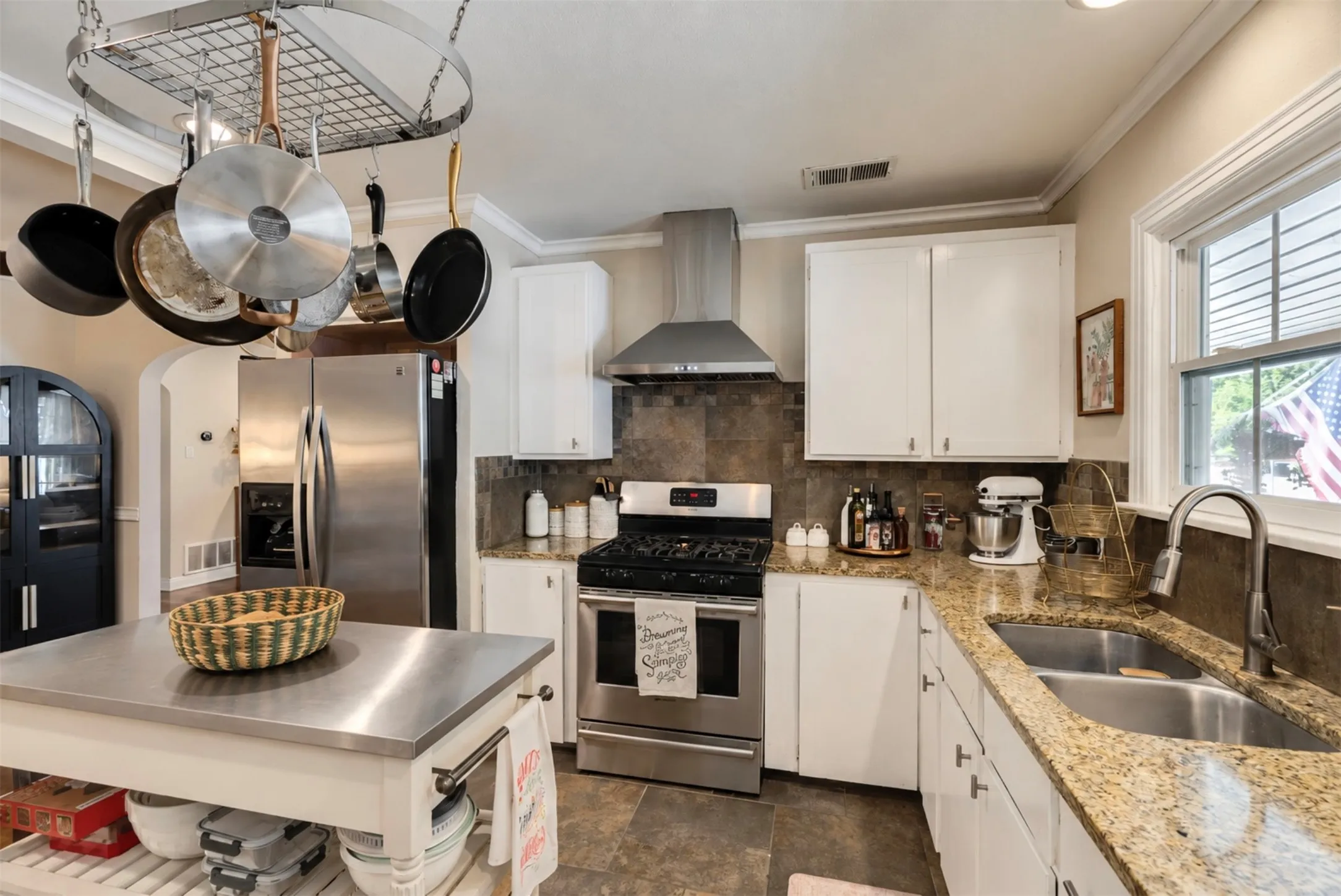 Single Family Residence For Sale in Tarrant County , 4637 Calmont Avenue, Fort Worth, Texas 76107, 5 Bedroom, 2 Bathroom, Garage spaces, 1,743 Sqft, built in 1946, mls#21389989, Real Estate Agent in Fort Worth, Homes For Sale in Tarrant county, Homes For Sale in Fort Worth, Realtor in Fort Worth Texas, Real Estate Brokerage Independent Realty Texas, Luminita Cordes Realtor