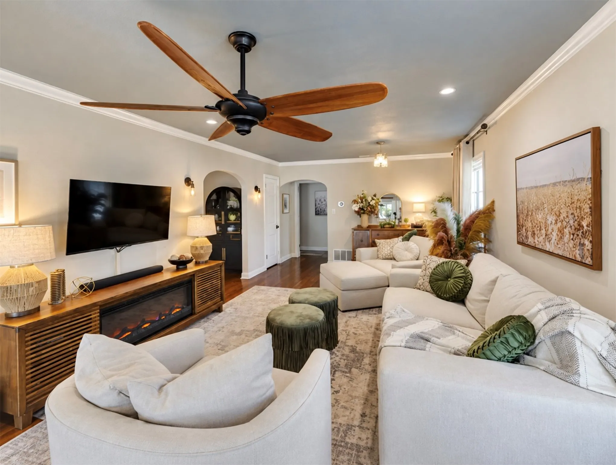 Single Family Residence For Sale in Tarrant County , 4637 Calmont Avenue, Fort Worth, Texas 76107, 5 Bedroom, 2 Bathroom, Garage spaces, 1,743 Sqft, built in 1946, mls#21389989, Real Estate Agent in Fort Worth, Homes For Sale in Tarrant county, Homes For Sale in Fort Worth, Realtor in Fort Worth Texas, Real Estate Brokerage Independent Realty Texas, Luminita Cordes Realtor