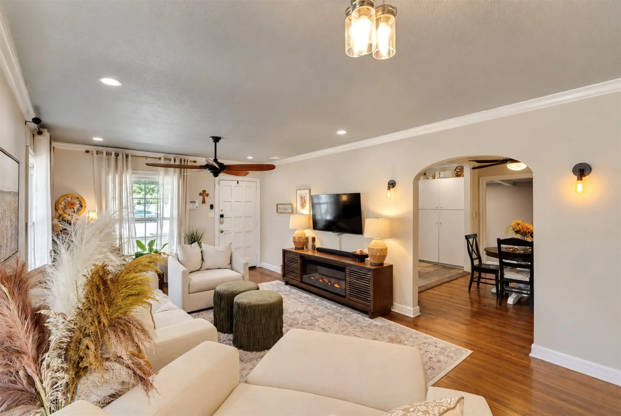 Single Family Residence For Sale in Tarrant County , 4637 Calmont Avenue, Fort Worth, Texas 76107, 5 Bedroom, 2 Bathroom, Garage spaces, 1,743 Sqft, built in 1946, mls#21389989, Real Estate Agent in Fort Worth, Homes For Sale in Tarrant county, Homes For Sale in Fort Worth, Realtor in Fort Worth Texas, Real Estate Brokerage Independent Realty Texas, Luminita Cordes Realtor