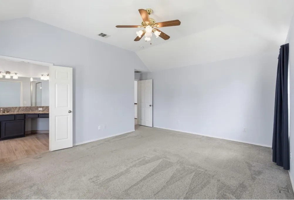 Vaulted ceiling with a ceiling fan