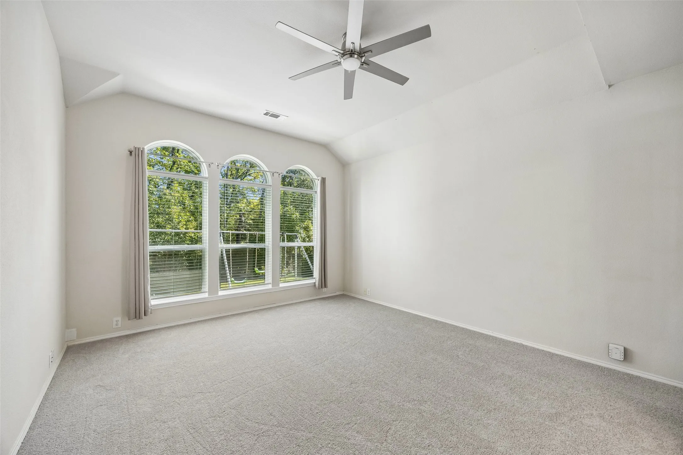 Single Family Residence For Sale in Collin County , 6804 Nottoway Lane, Plano, Texas 75074, 4 Bedroom, 4 Bathroom, 2 Garage spaces, 2,858 Sqft, built in 2000, mls#21389994, Real Estate Agent in Plano, Homes For Sale in Collin county, Homes For Sale in Plano, Realtor in Plano Texas, Real Estate Brokerage Independent Realty Texas, Luminita Cordes Realtor