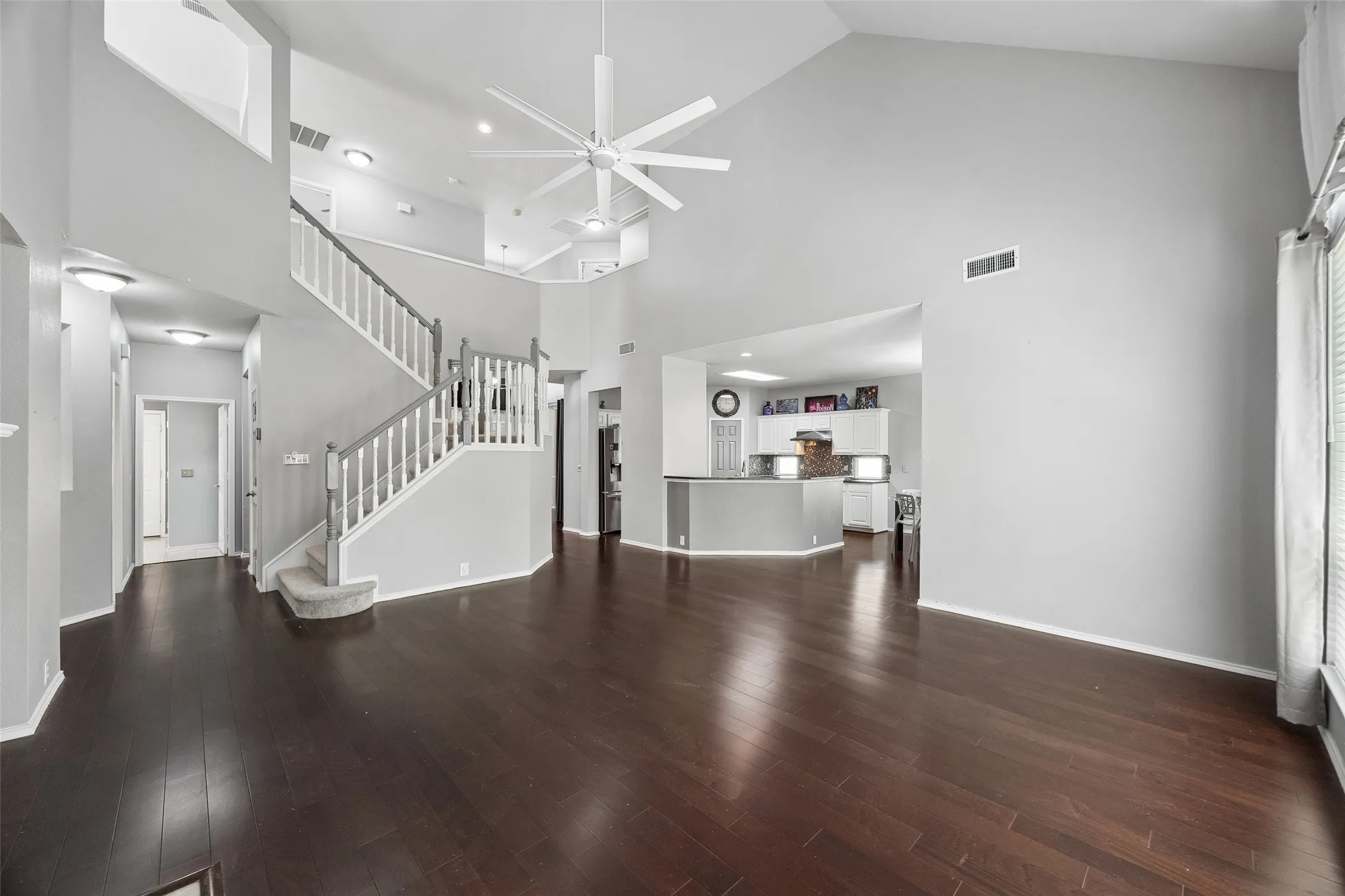 Single Family Residence For Sale in Collin County , 6804 Nottoway Lane, Plano, Texas 75074, 4 Bedroom, 4 Bathroom, 2 Garage spaces, 2,858 Sqft, built in 2000, mls#21389994, Real Estate Agent in Plano, Homes For Sale in Collin county, Homes For Sale in Plano, Realtor in Plano Texas, Real Estate Brokerage Independent Realty Texas, Luminita Cordes Realtor