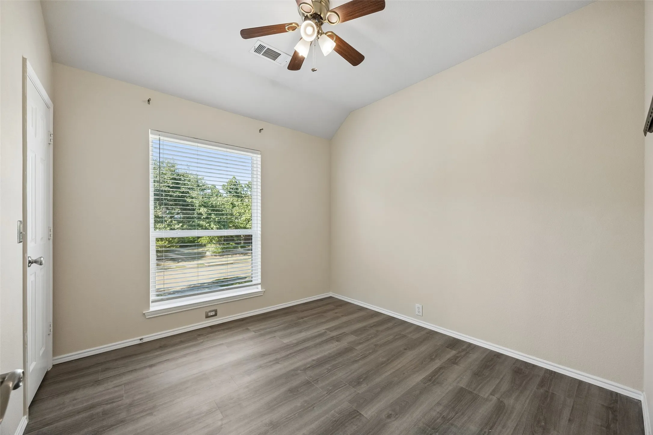 Single Family Residence For Sale in Collin County , 6804 Nottoway Lane, Plano, Texas 75074, 4 Bedroom, 4 Bathroom, 2 Garage spaces, 2,858 Sqft, built in 2000, mls#21389994, Real Estate Agent in Plano, Homes For Sale in Collin county, Homes For Sale in Plano, Realtor in Plano Texas, Real Estate Brokerage Independent Realty Texas, Luminita Cordes Realtor