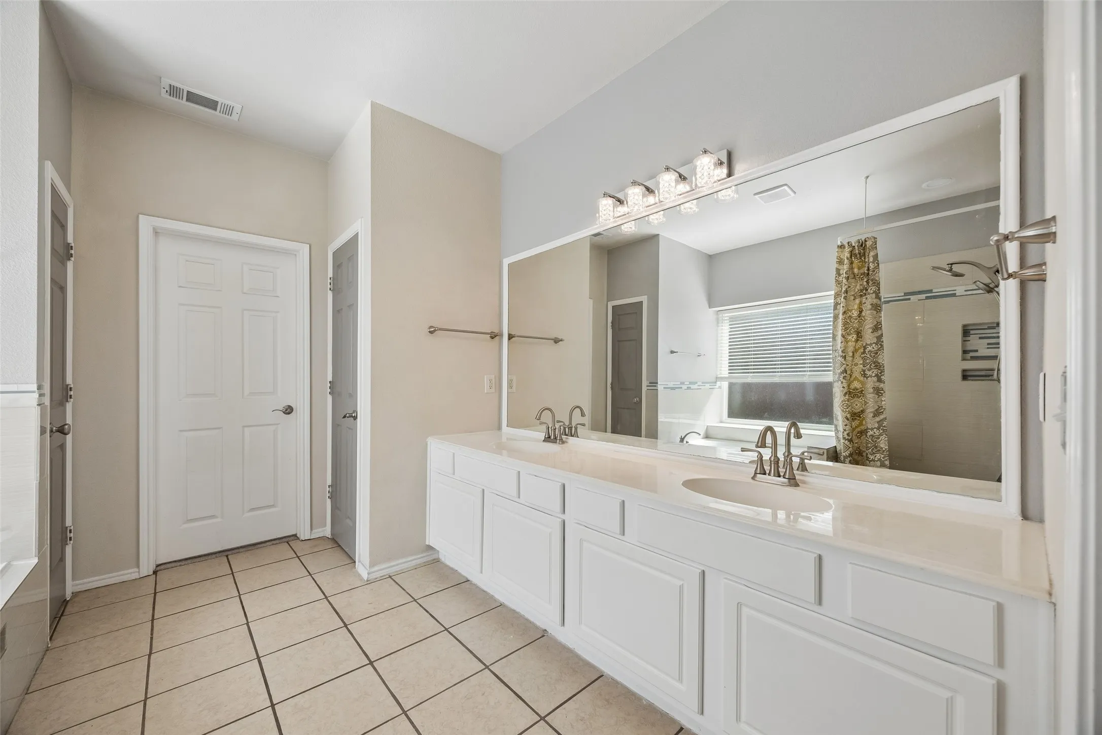 Single Family Residence For Sale in Collin County , 6804 Nottoway Lane, Plano, Texas 75074, 4 Bedroom, 4 Bathroom, 2 Garage spaces, 2,858 Sqft, built in 2000, mls#21389994, Real Estate Agent in Plano, Homes For Sale in Collin county, Homes For Sale in Plano, Realtor in Plano Texas, Real Estate Brokerage Independent Realty Texas, Luminita Cordes Realtor
