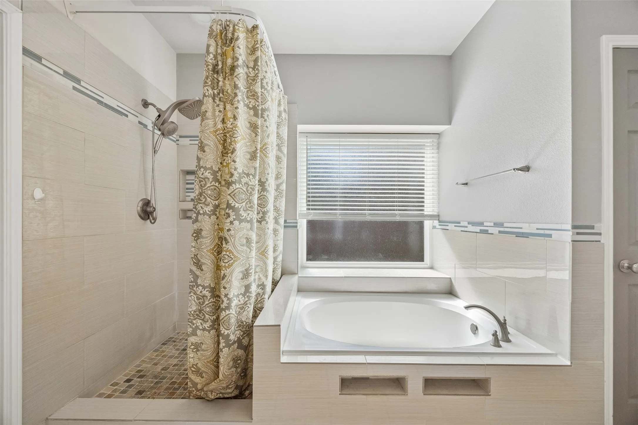 Single Family Residence For Sale in Collin County , 6804 Nottoway Lane, Plano, Texas 75074, 4 Bedroom, 4 Bathroom, 2 Garage spaces, 2,858 Sqft, built in 2000, mls#21389994, Real Estate Agent in Plano, Homes For Sale in Collin county, Homes For Sale in Plano, Realtor in Plano Texas, Real Estate Brokerage Independent Realty Texas, Luminita Cordes Realtor