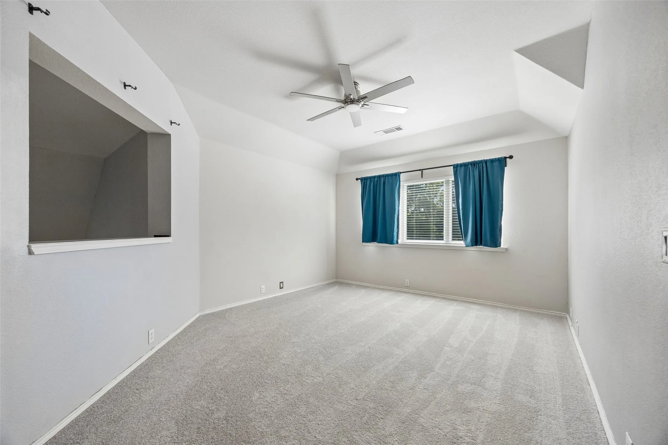 Single Family Residence For Sale in Collin County , 6804 Nottoway Lane, Plano, Texas 75074, 4 Bedroom, 4 Bathroom, 2 Garage spaces, 2,858 Sqft, built in 2000, mls#21389994, Real Estate Agent in Plano, Homes For Sale in Collin county, Homes For Sale in Plano, Realtor in Plano Texas, Real Estate Brokerage Independent Realty Texas, Luminita Cordes Realtor