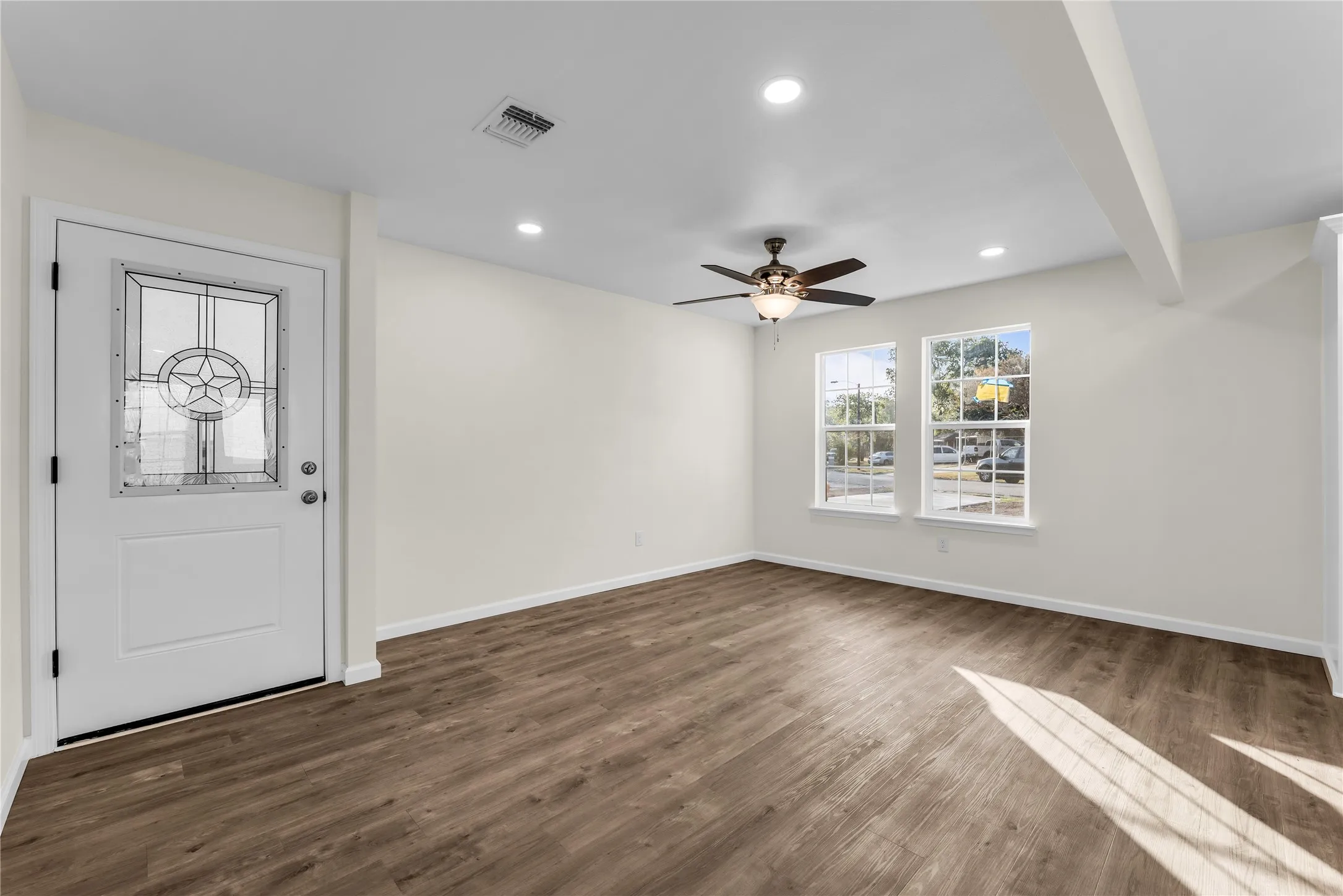 Entryway with a decorative glass door, wood-finish flooring, recessed lighting, and a ceiling fan