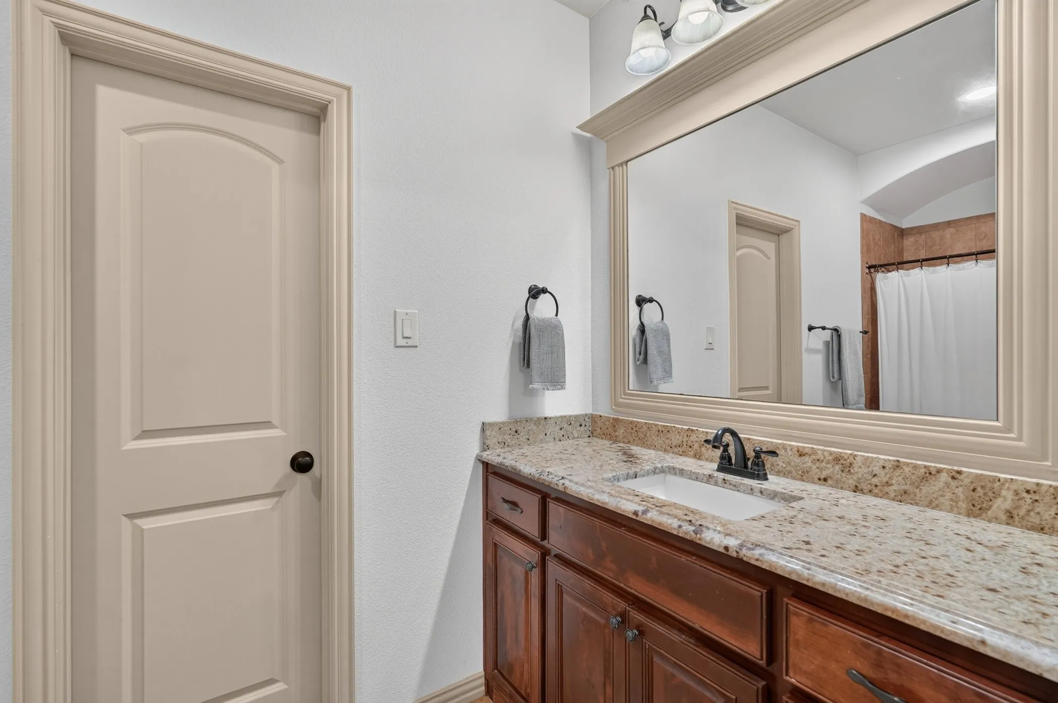 Single Family Residence For Sale in Kaufman County , 15110 Rutledge Lane, Talty, Texas 75126, 4 Bedroom, 4 Bathroom, 4 Garage spaces, 3,179 Sqft, built in 2014, mls#21389787, Real Estate Agent in Talty, Homes For Sale in Kaufman county, Homes For Sale in Talty, Realtor in Talty Texas, Real Estate Brokerage Independent Realty Texas, Luminita Cordes Realtor