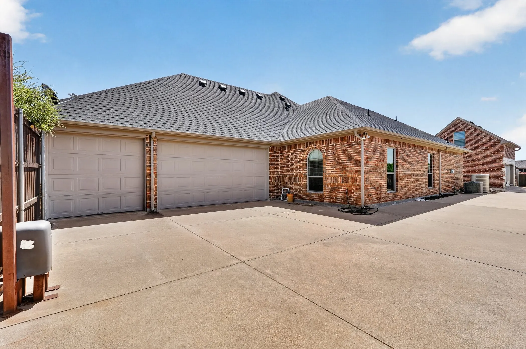 Single Family Residence For Sale in Kaufman County , 15110 Rutledge Lane, Talty, Texas 75126, 4 Bedroom, 4 Bathroom, 4 Garage spaces, 3,179 Sqft, built in 2014, mls#21389787, Real Estate Agent in Talty, Homes For Sale in Kaufman county, Homes For Sale in Talty, Realtor in Talty Texas, Real Estate Brokerage Independent Realty Texas, Luminita Cordes Realtor