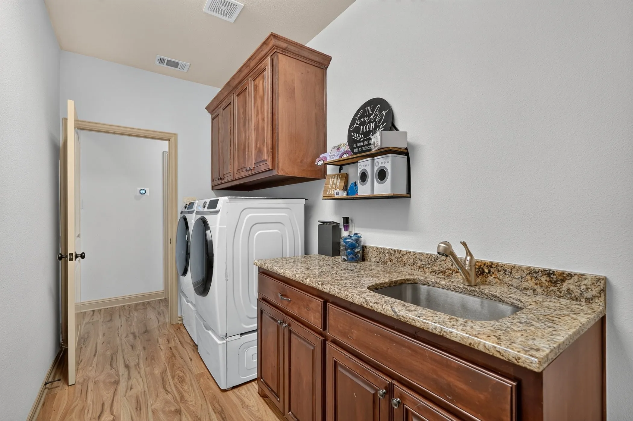 Single Family Residence For Sale in Kaufman County , 15110 Rutledge Lane, Talty, Texas 75126, 4 Bedroom, 4 Bathroom, 4 Garage spaces, 3,179 Sqft, built in 2014, mls#21389787, Real Estate Agent in Talty, Homes For Sale in Kaufman county, Homes For Sale in Talty, Realtor in Talty Texas, Real Estate Brokerage Independent Realty Texas, Luminita Cordes Realtor