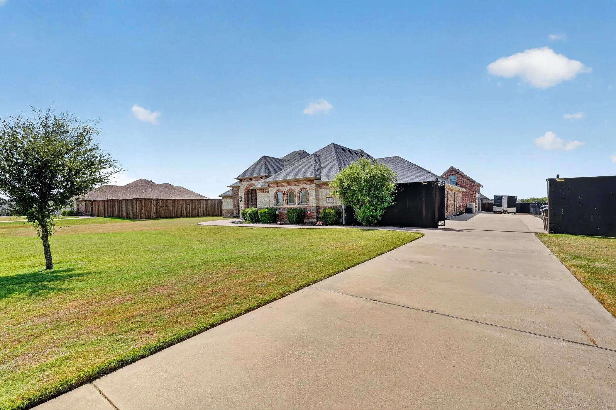 Single Family Residence For Sale in Kaufman County , 15110 Rutledge Lane, Talty, Texas 75126, 4 Bedroom, 4 Bathroom, 4 Garage spaces, 3,179 Sqft, built in 2014, mls#21389787, Real Estate Agent in Talty, Homes For Sale in Kaufman county, Homes For Sale in Talty, Realtor in Talty Texas, Real Estate Brokerage Independent Realty Texas, Luminita Cordes Realtor