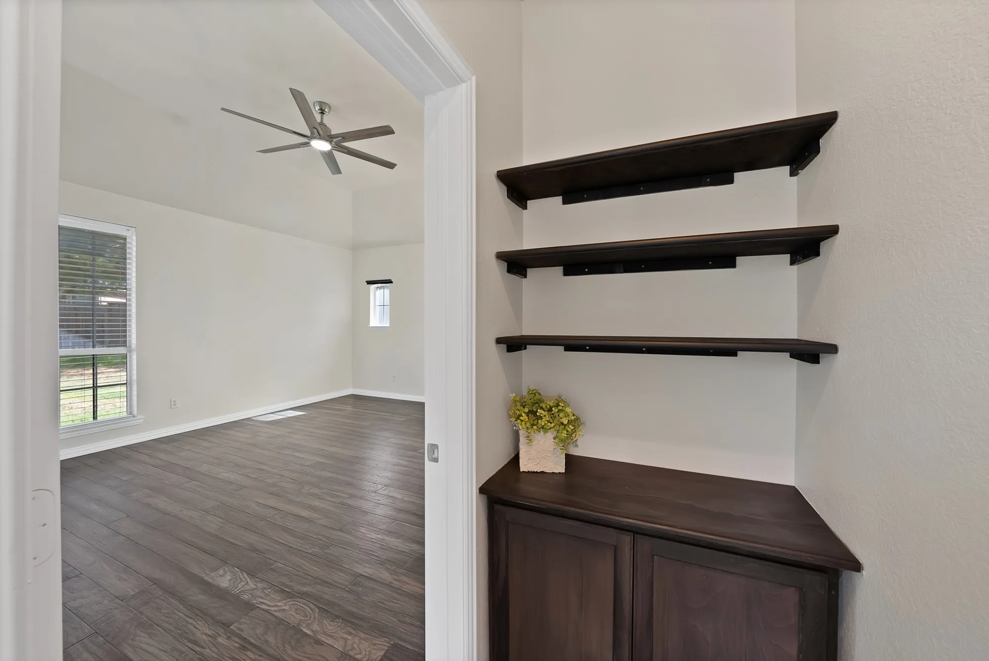 Single Family Residence For Sale in Tarrant County , 2621 Morgan Ann Avenue, Mansfield, Texas 76063, 4 Bedroom, 3 Bathroom, 3 Garage spaces, 3,148 Sqft, built in 2001, mls#21389944, Real Estate Agent in Mansfield, Homes For Sale in Tarrant county, Homes For Sale in Mansfield, Realtor in Mansfield Texas, Real Estate Brokerage Independent Realty Texas, Luminita Cordes Realtor
