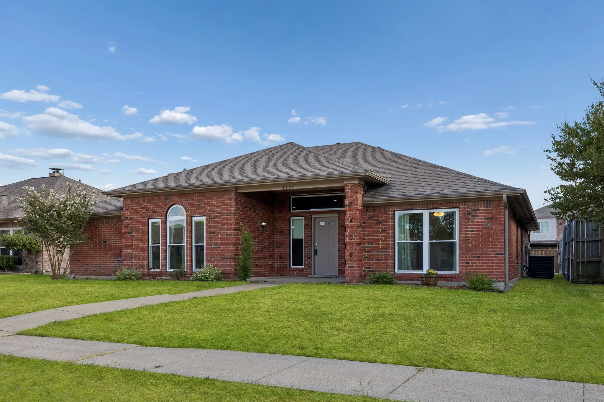 Single Family Residence For Sale in Dallas County , 7406 Bayview Drive, Rowlett, Texas 75088, 3 Bedroom, 2 Bathroom, 2 Garage spaces, 1,768 Sqft, built in 1989, mls#21387676, Real Estate Agent in Rowlett, Homes For Sale in Dallas county, Homes For Sale in Rowlett, Realtor in Rowlett Texas, Real Estate Brokerage Independent Realty Texas, Luminita Cordes Realtor