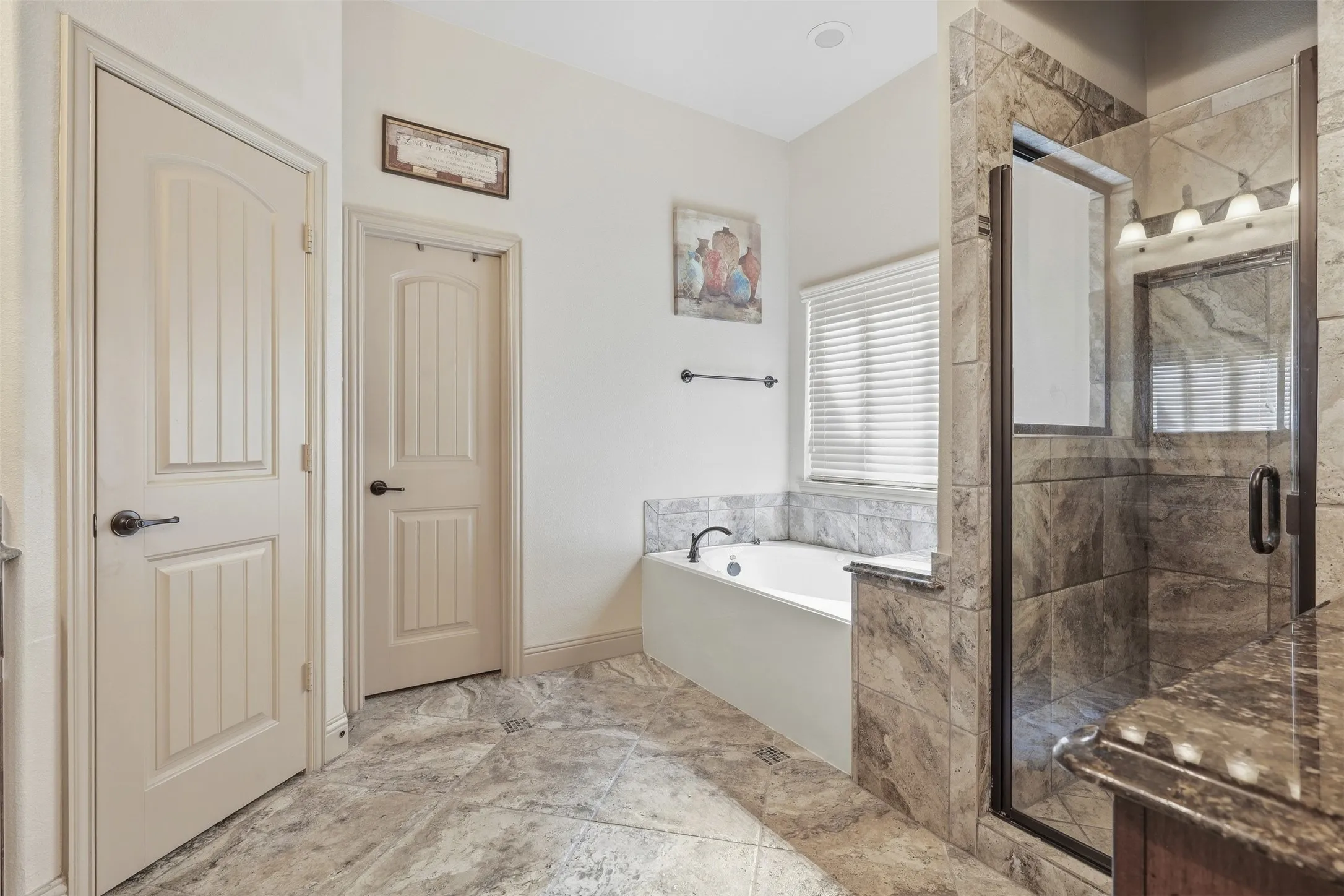 Single Family Residence For Sale in Ellis County , 225 Bentley Drive, Midlothian, Texas 76065, 4 Bedroom, 3 Bathroom, 2 Garage spaces, 3,356 Sqft, built in 2015, mls#21389972, Real Estate Agent in Midlothian, Homes For Sale in Ellis county, Homes For Sale in Midlothian, Realtor in Midlothian Texas, Real Estate Brokerage Independent Realty Texas, Luminita Cordes Realtor