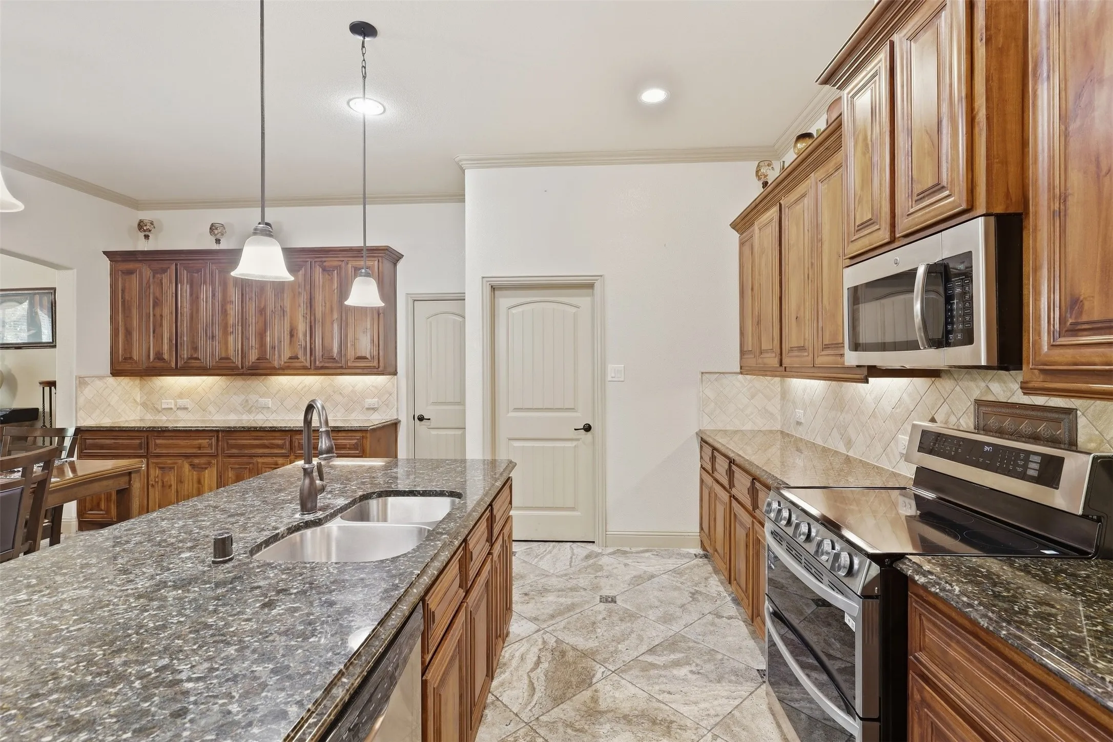 Single Family Residence For Sale in Ellis County , 225 Bentley Drive, Midlothian, Texas 76065, 4 Bedroom, 3 Bathroom, 2 Garage spaces, 3,356 Sqft, built in 2015, mls#21389972, Real Estate Agent in Midlothian, Homes For Sale in Ellis county, Homes For Sale in Midlothian, Realtor in Midlothian Texas, Real Estate Brokerage Independent Realty Texas, Luminita Cordes Realtor