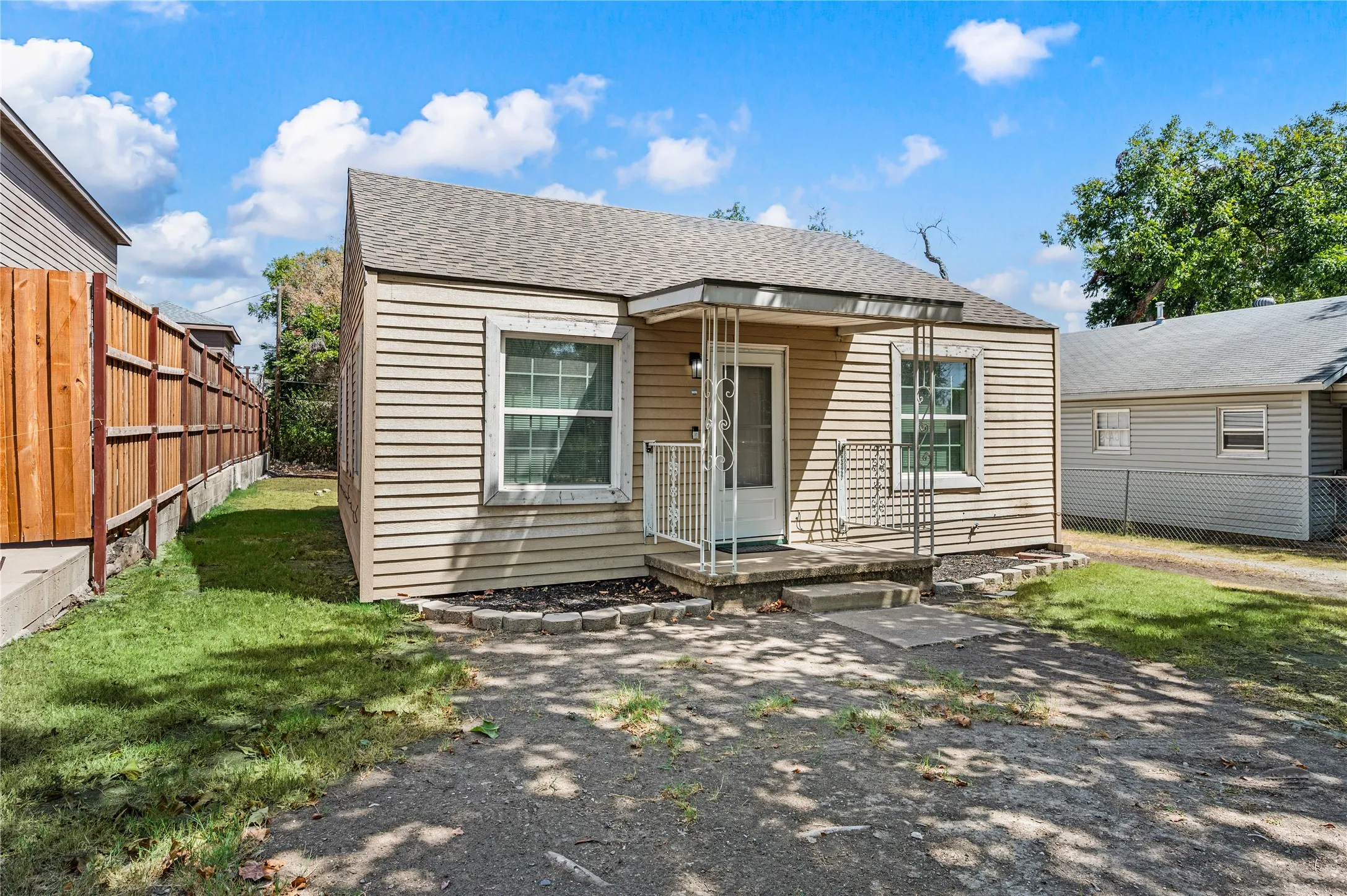 Single Family Residence For Sale in Tarrant County , 2712 27th Street, Fort Worth, Texas 76106, 2 Bedroom, 1 Bathroom, Garage spaces, 896 Sqft, built in 1947, mls#21385466, Real Estate Agent in Fort Worth, Homes For Sale in Tarrant county, Homes For Sale in Fort Worth, Realtor in Fort Worth Texas, Real Estate Brokerage Independent Realty Texas, Luminita Cordes Realtor