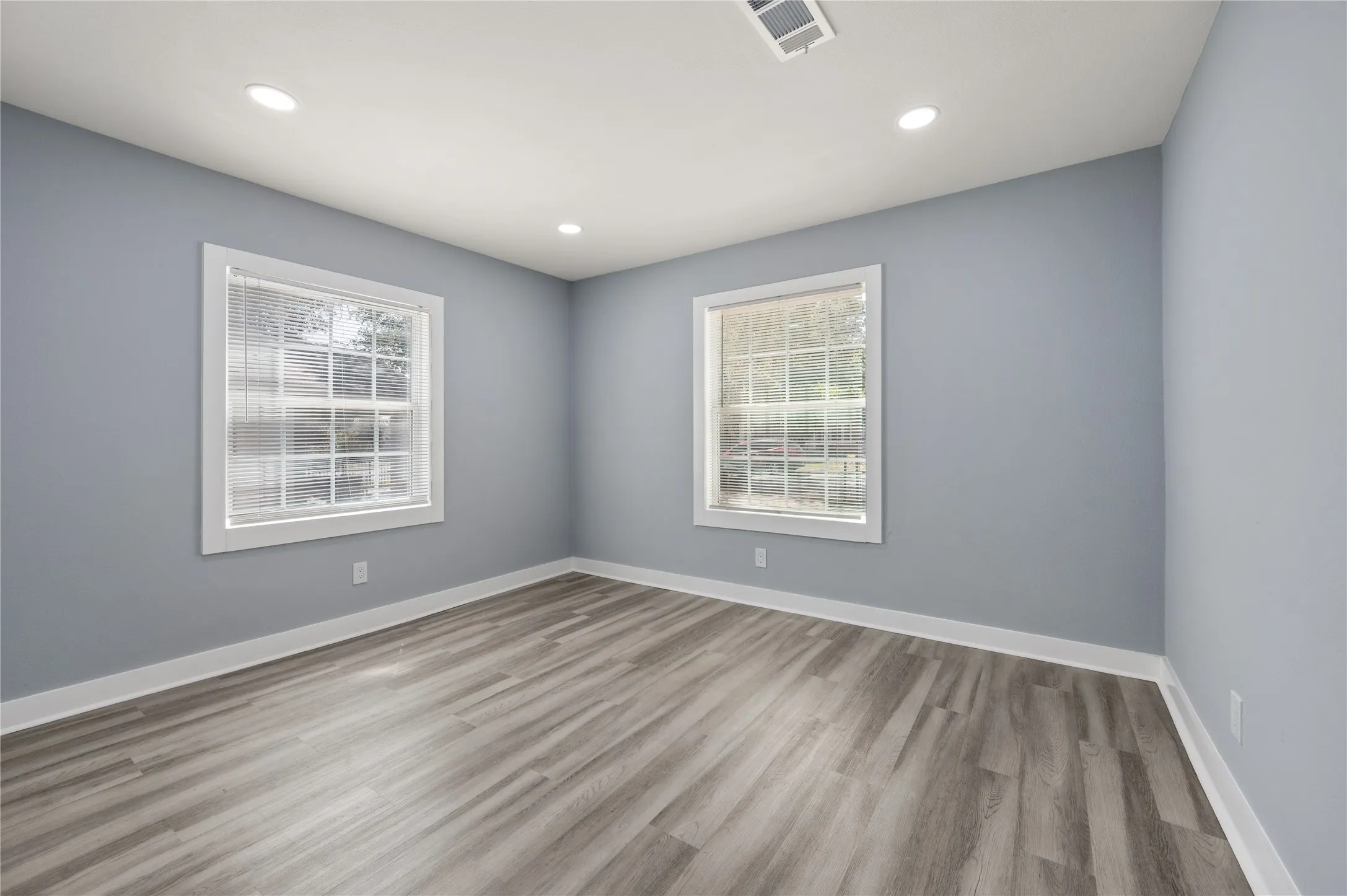 Single Family Residence For Sale in Tarrant County , 2712 27th Street, Fort Worth, Texas 76106, 2 Bedroom, 1 Bathroom, Garage spaces, 896 Sqft, built in 1947, mls#21385466, Real Estate Agent in Fort Worth, Homes For Sale in Tarrant county, Homes For Sale in Fort Worth, Realtor in Fort Worth Texas, Real Estate Brokerage Independent Realty Texas, Luminita Cordes Realtor