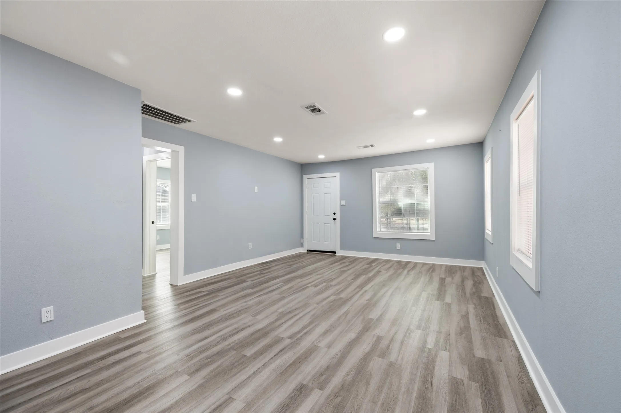 Single Family Residence For Sale in Tarrant County , 2712 27th Street, Fort Worth, Texas 76106, 2 Bedroom, 1 Bathroom, Garage spaces, 896 Sqft, built in 1947, mls#21385466, Real Estate Agent in Fort Worth, Homes For Sale in Tarrant county, Homes For Sale in Fort Worth, Realtor in Fort Worth Texas, Real Estate Brokerage Independent Realty Texas, Luminita Cordes Realtor