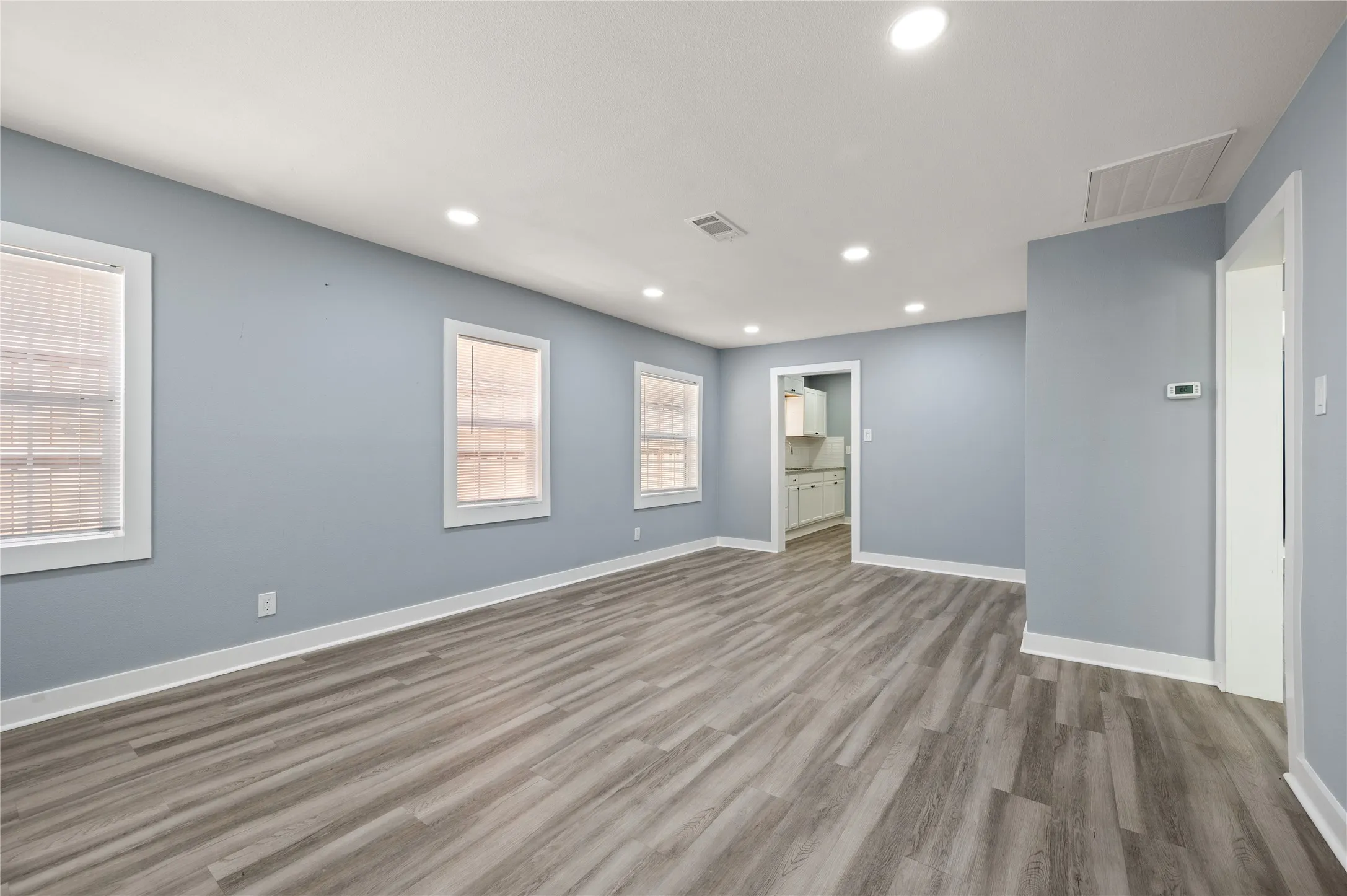 Single Family Residence For Sale in Tarrant County , 2712 27th Street, Fort Worth, Texas 76106, 2 Bedroom, 1 Bathroom, Garage spaces, 896 Sqft, built in 1947, mls#21385466, Real Estate Agent in Fort Worth, Homes For Sale in Tarrant county, Homes For Sale in Fort Worth, Realtor in Fort Worth Texas, Real Estate Brokerage Independent Realty Texas, Luminita Cordes Realtor