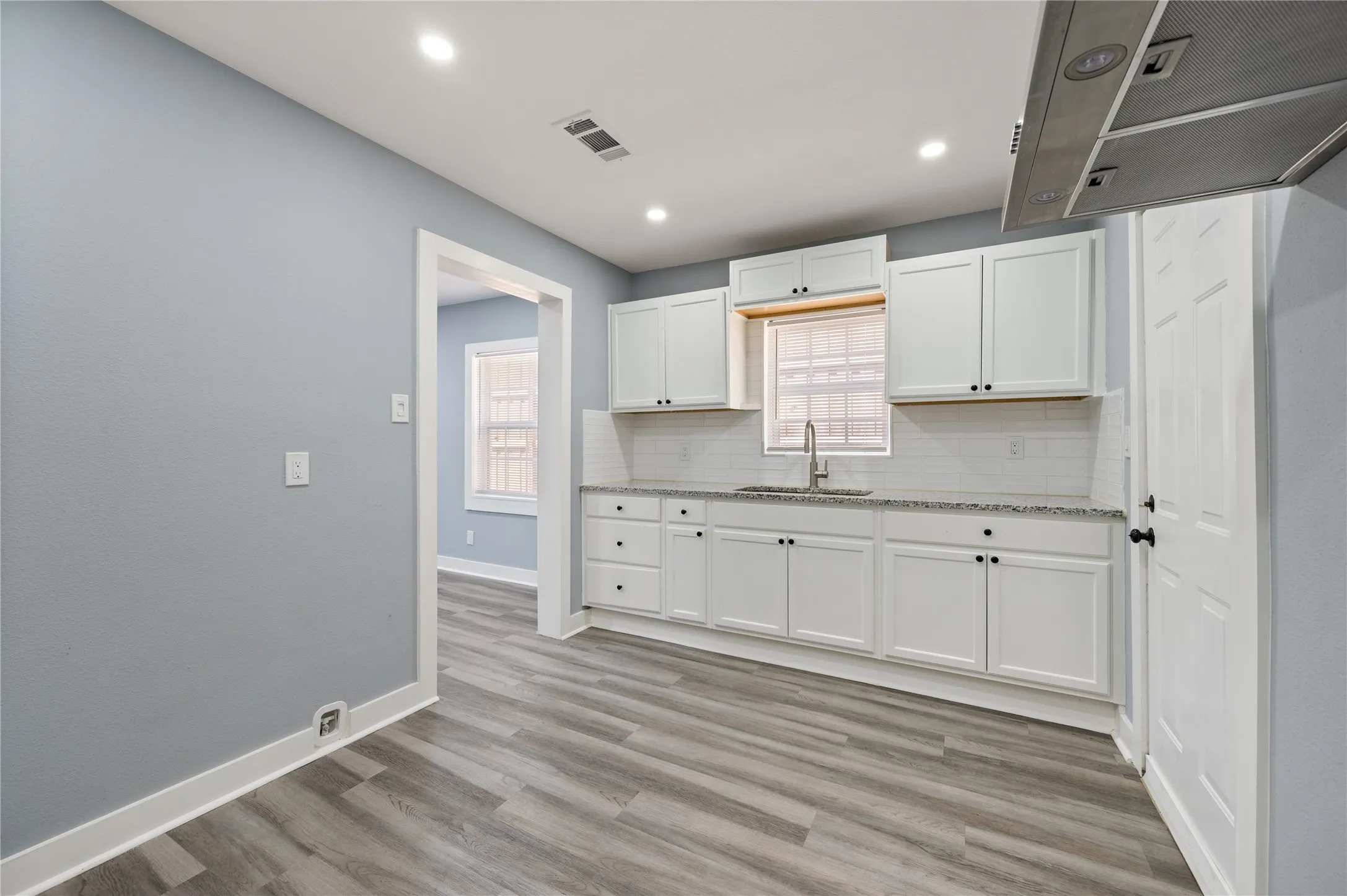 Single Family Residence For Sale in Tarrant County , 2712 27th Street, Fort Worth, Texas 76106, 2 Bedroom, 1 Bathroom, Garage spaces, 896 Sqft, built in 1947, mls#21385466, Real Estate Agent in Fort Worth, Homes For Sale in Tarrant county, Homes For Sale in Fort Worth, Realtor in Fort Worth Texas, Real Estate Brokerage Independent Realty Texas, Luminita Cordes Realtor