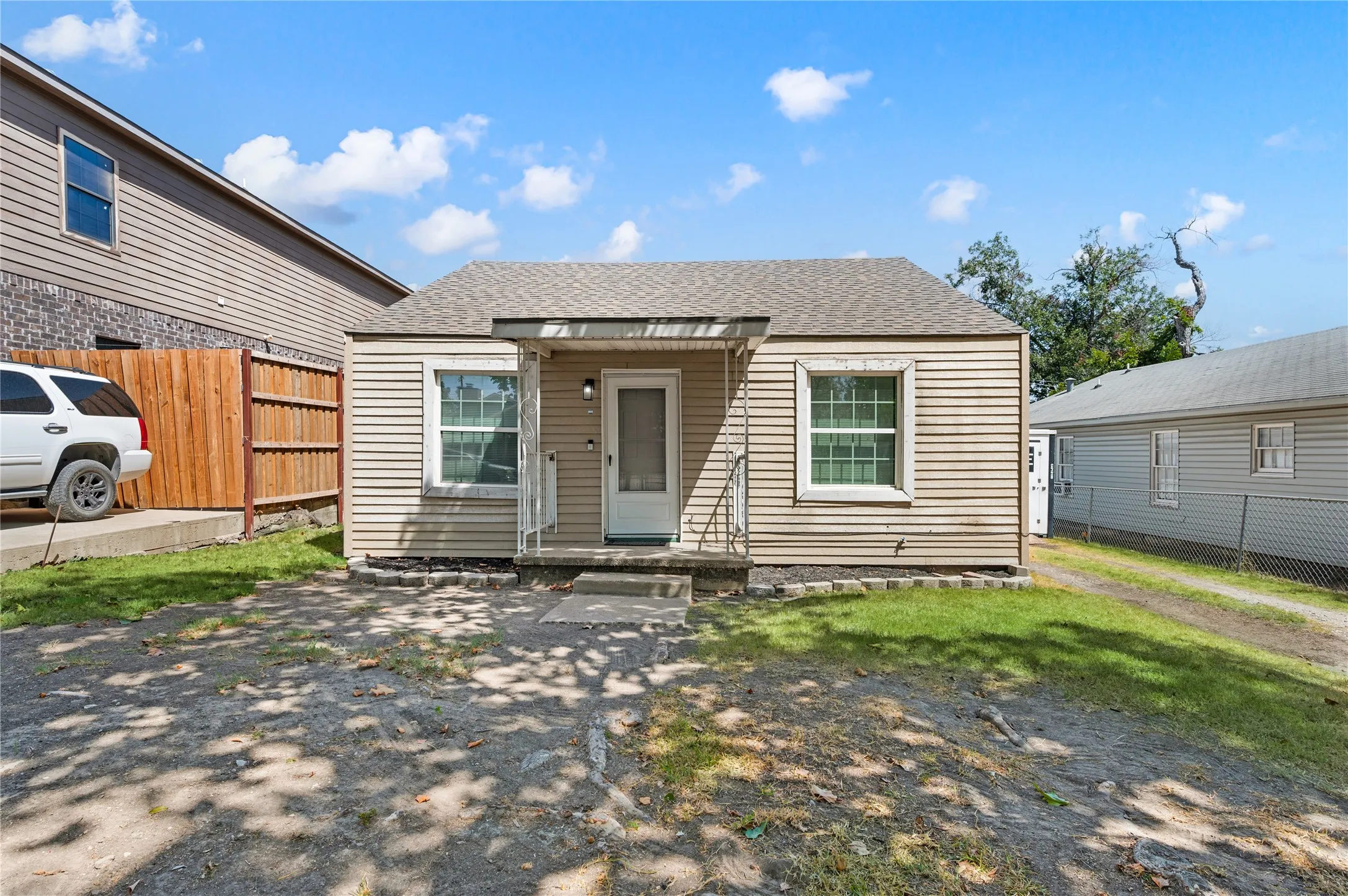 Single Family Residence For Sale in Tarrant County , 2712 27th Street, Fort Worth, Texas 76106, 2 Bedroom, 1 Bathroom, Garage spaces, 896 Sqft, built in 1947, mls#21385466, Real Estate Agent in Fort Worth, Homes For Sale in Tarrant county, Homes For Sale in Fort Worth, Realtor in Fort Worth Texas, Real Estate Brokerage Independent Realty Texas, Luminita Cordes Realtor