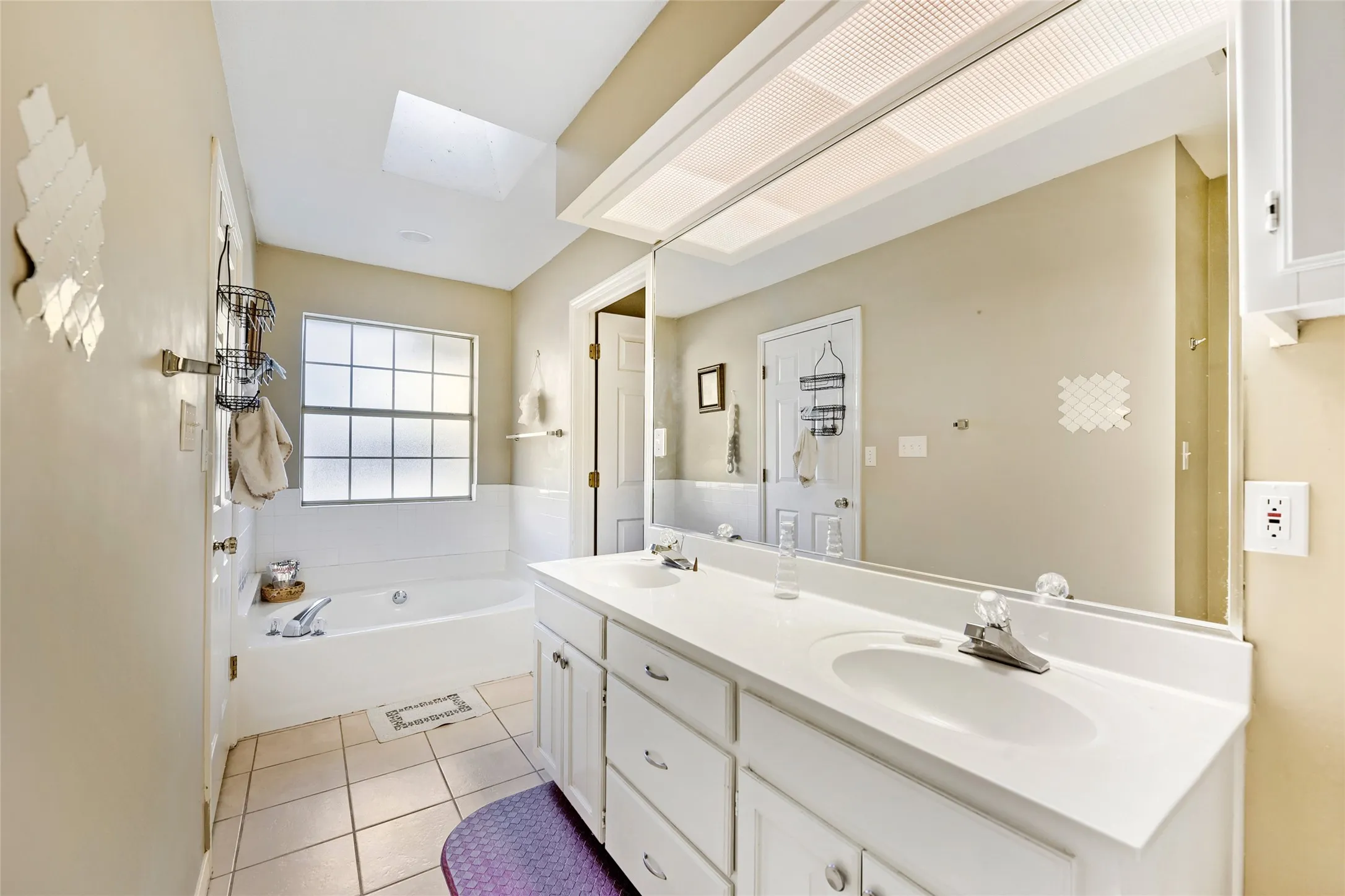 Single Family Residence For Sale in Hood County , 5008 Tahoka Drive, De Cordova, Texas 76049, 3 Bedroom, 2 Bathroom, 2 Garage spaces, 1,921 Sqft, built in 1991, mls#21386219, Real Estate Agent in De Cordova, Homes For Sale in Hood county, Homes For Sale in De Cordova, Realtor in De Cordova Texas, Real Estate Brokerage Independent Realty Texas, Luminita Cordes Realtor