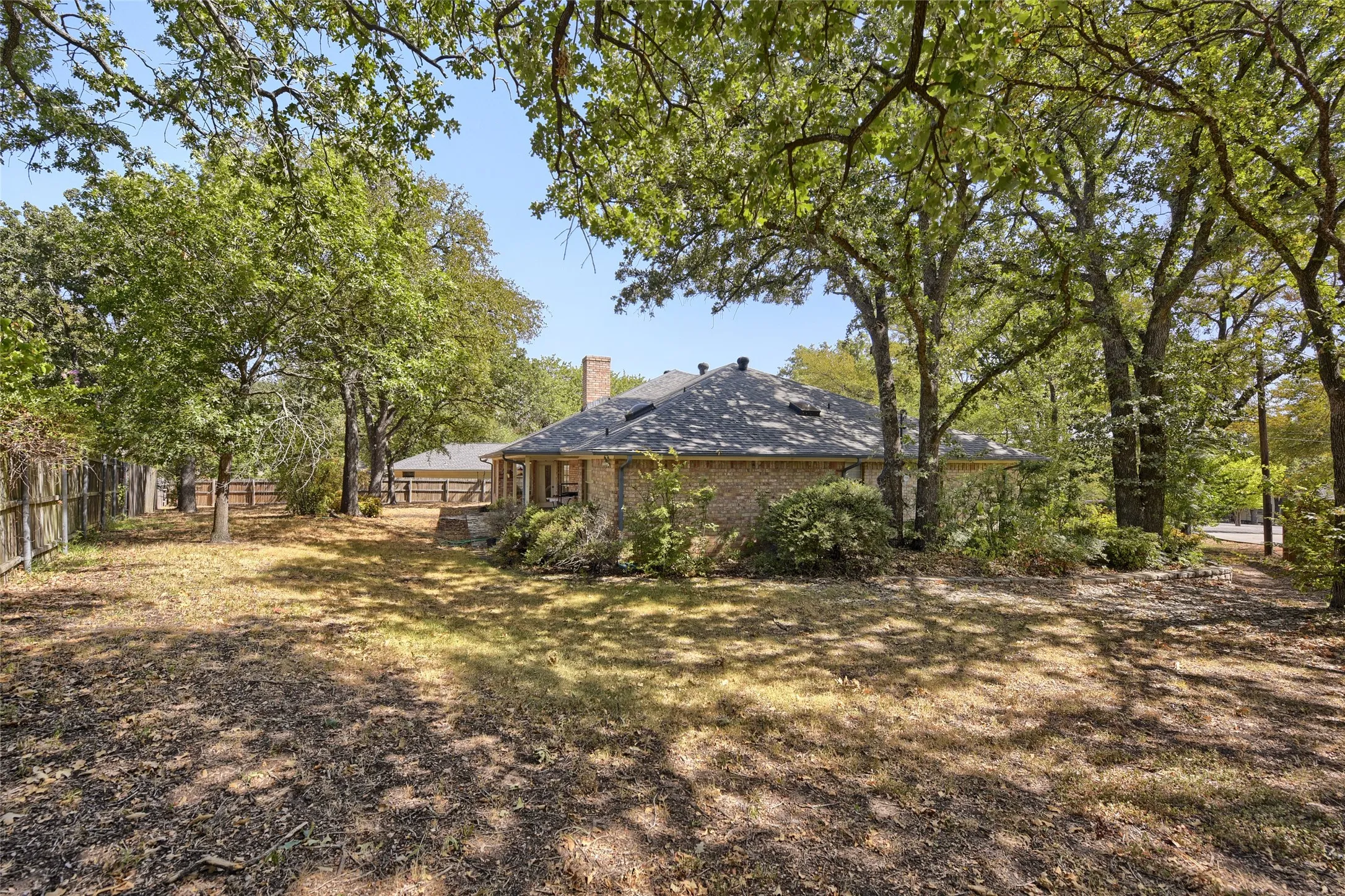 Single Family Residence For Sale in Hood County , 5008 Tahoka Drive, De Cordova, Texas 76049, 3 Bedroom, 2 Bathroom, 2 Garage spaces, 1,921 Sqft, built in 1991, mls#21386219, Real Estate Agent in De Cordova, Homes For Sale in Hood county, Homes For Sale in De Cordova, Realtor in De Cordova Texas, Real Estate Brokerage Independent Realty Texas, Luminita Cordes Realtor