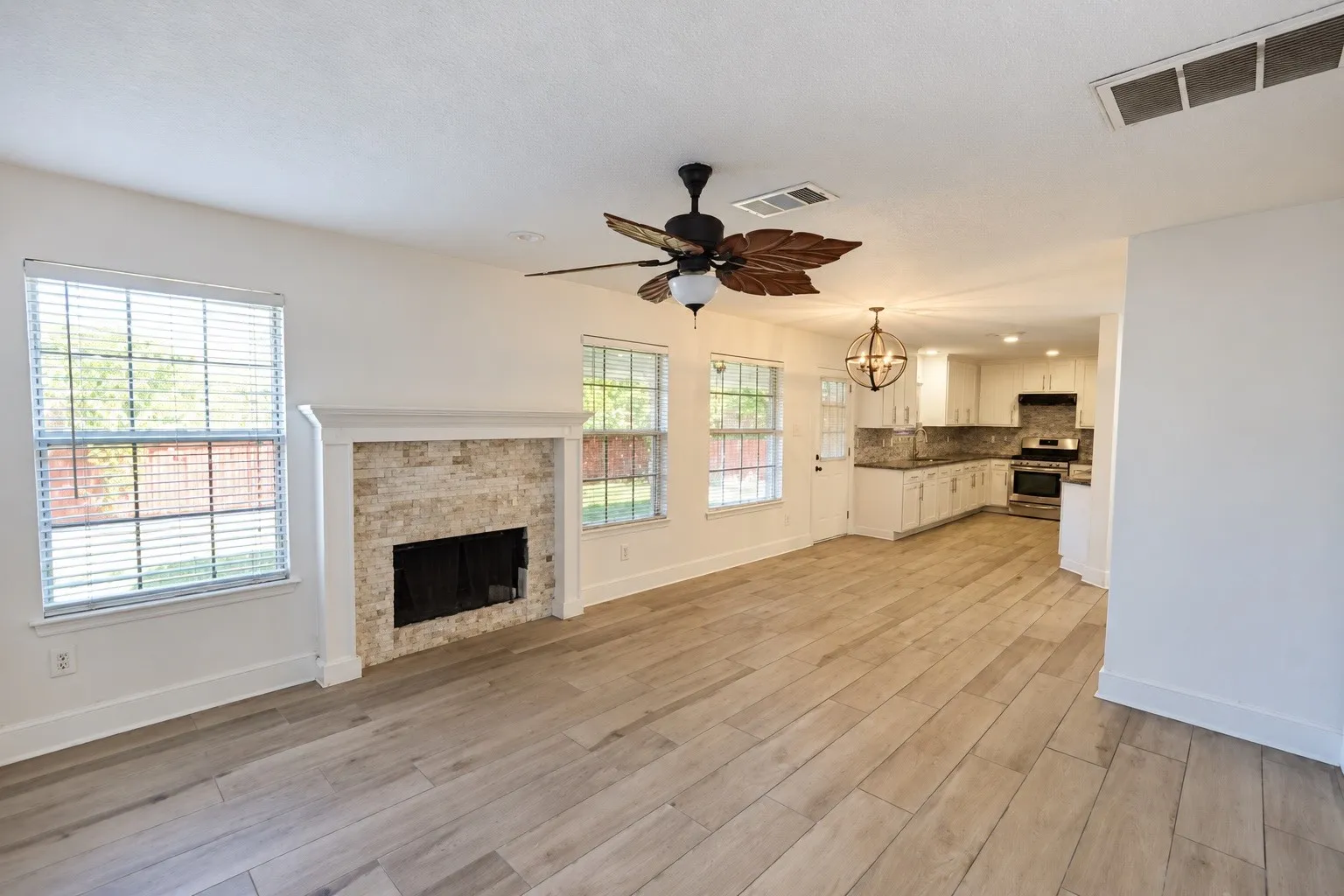 Single Family Residence For Rent in Dallas County , 1330 Kensington Court, Garland, Texas 75040, 4 Bedroom, 3 Bathroom, 2 Garage spaces, 2,185 Sqft, built in 1997, mls#21389702, Real Estate Agent in Garland, Homes For Rent in Dallas county, Homes For Rent in Garland, Realtor in Garland Texas, Real Estate Brokerage Independent Realty Texas, Luminita Cordes Realtor