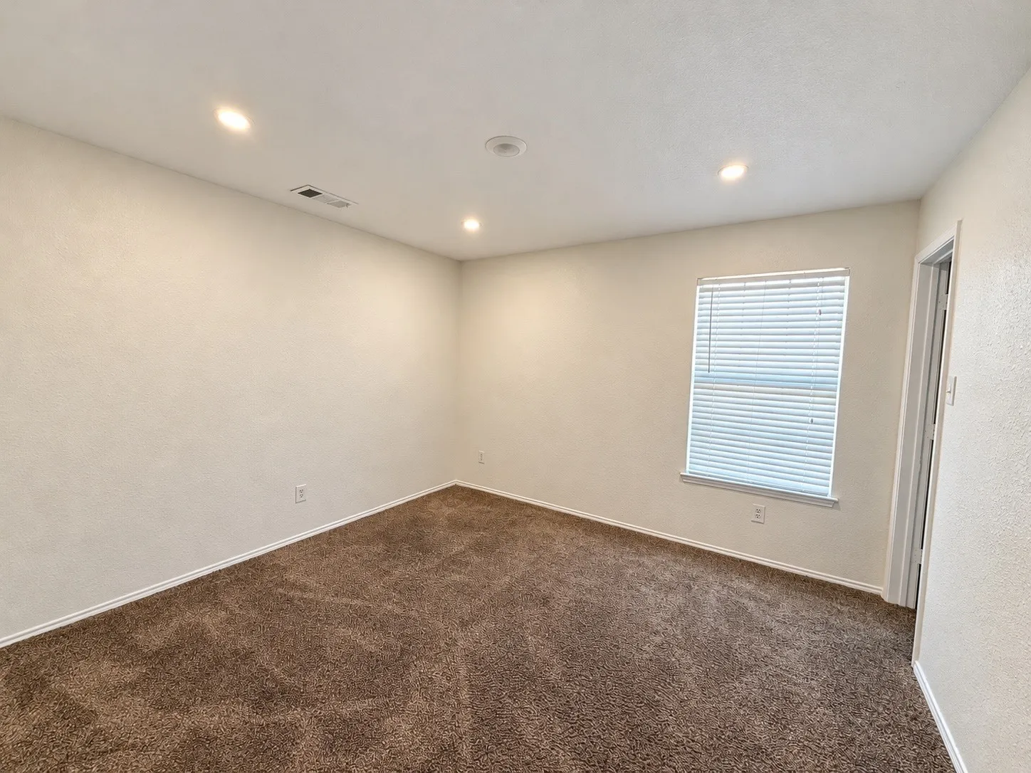 Single Family Residence For Rent in Dallas County , 1330 Kensington Court, Garland, Texas 75040, 4 Bedroom, 3 Bathroom, 2 Garage spaces, 2,185 Sqft, built in 1997, mls#21389702, Real Estate Agent in Garland, Homes For Rent in Dallas county, Homes For Rent in Garland, Realtor in Garland Texas, Real Estate Brokerage Independent Realty Texas, Luminita Cordes Realtor