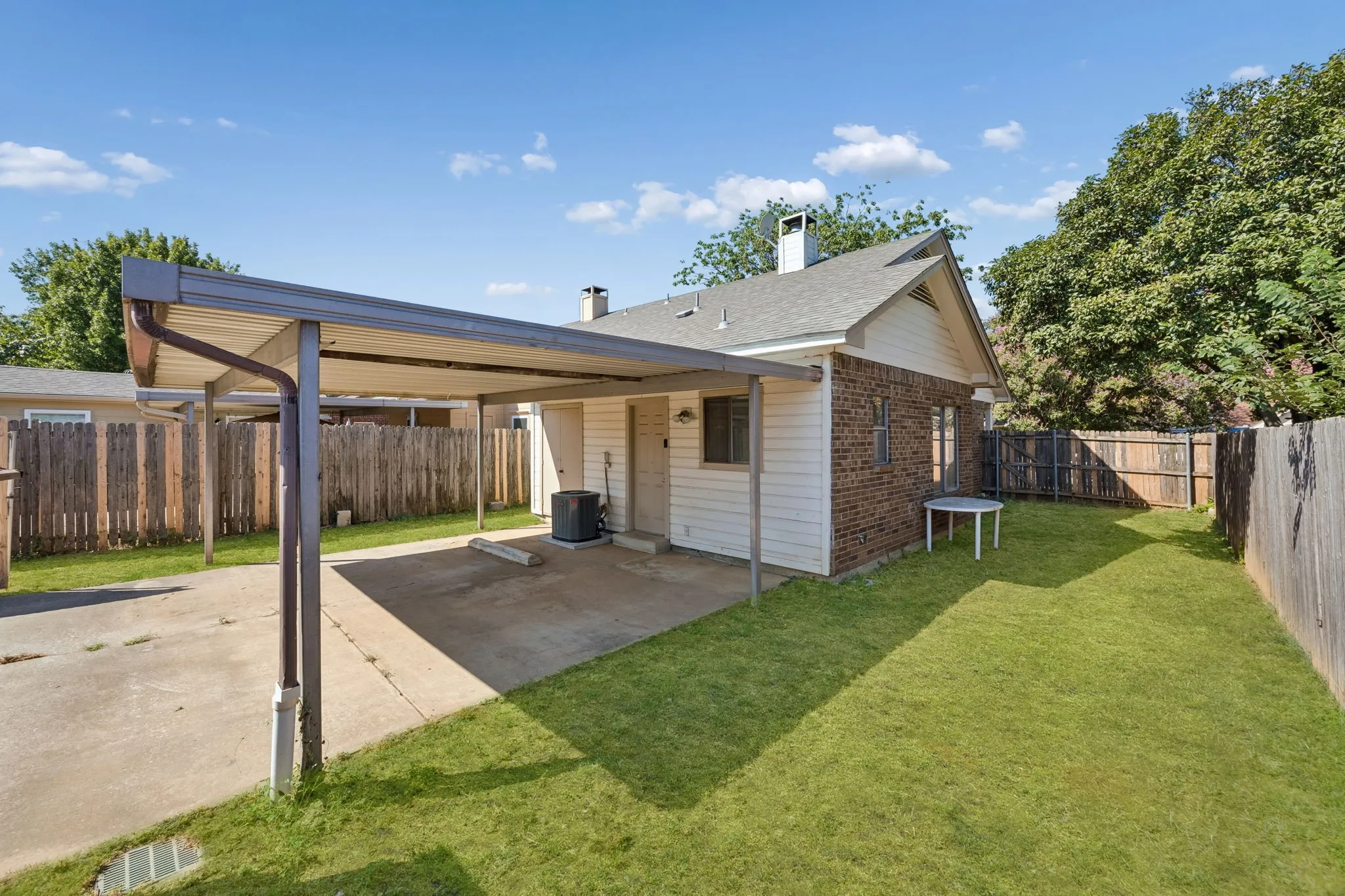 Single Family Residence For Sale in Tarrant County , 2906 Northrope Street, Euless, Texas 76039, 2 Bedroom, 2 Bathroom, Garage spaces, 1,094 Sqft, built in 1985, mls#21383240, Real Estate Agent in Euless, Homes For Sale in Tarrant county, Homes For Sale in Euless, Realtor in Euless Texas, Real Estate Brokerage Independent Realty Texas, Luminita Cordes Realtor