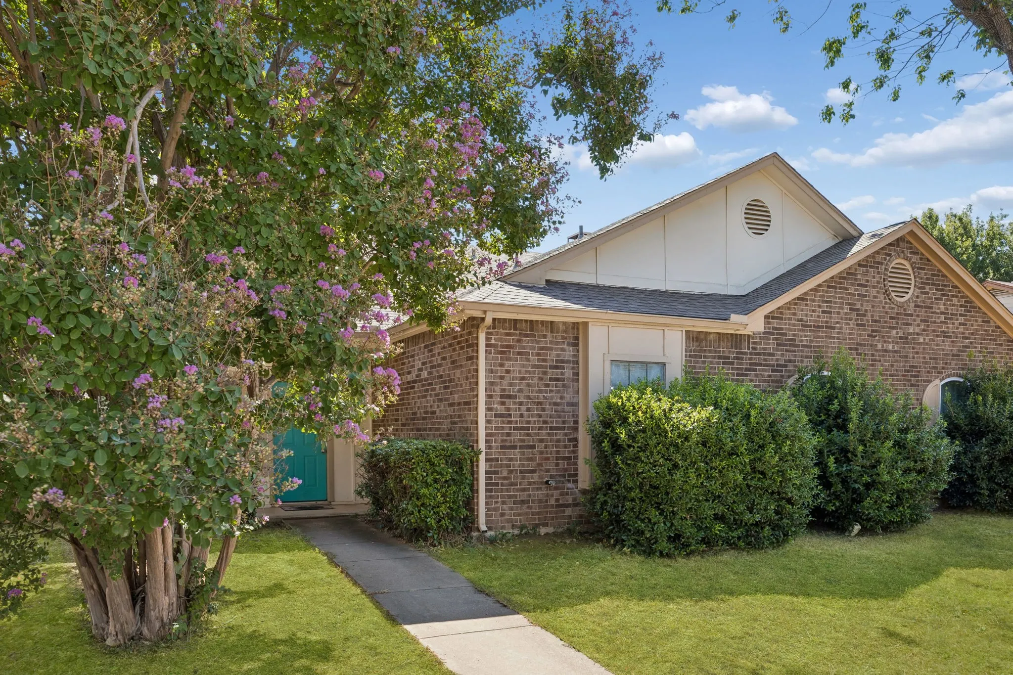 Single Family Residence For Sale in Tarrant County , 2906 Northrope Street, Euless, Texas 76039, 2 Bedroom, 2 Bathroom, Garage spaces, 1,094 Sqft, built in 1985, mls#21383240, Real Estate Agent in Euless, Homes For Sale in Tarrant county, Homes For Sale in Euless, Realtor in Euless Texas, Real Estate Brokerage Independent Realty Texas, Luminita Cordes Realtor